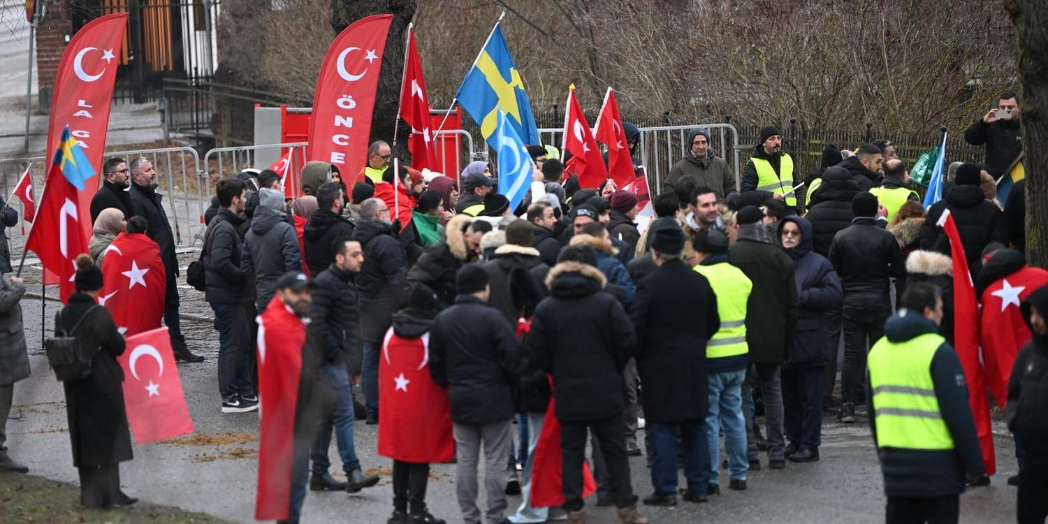 En pro-turkisk organisation demonstrerar utanför Turkiets ambassad i samband med extremistens Rasmus Paludans koranbränning. Arkivbild.