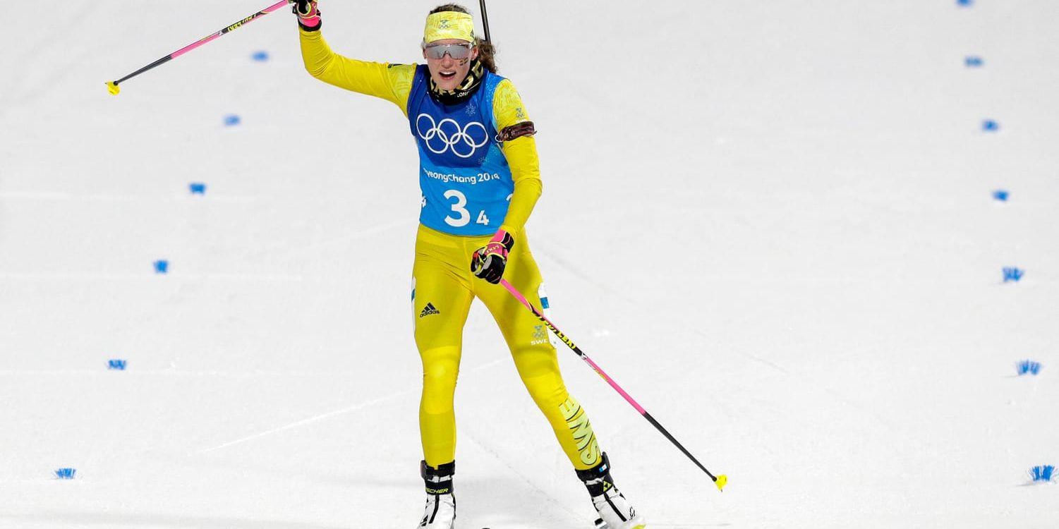 Hanna Öberg går i mål som tvåa i skidskyttestafetten. Vitryssland tog guld.