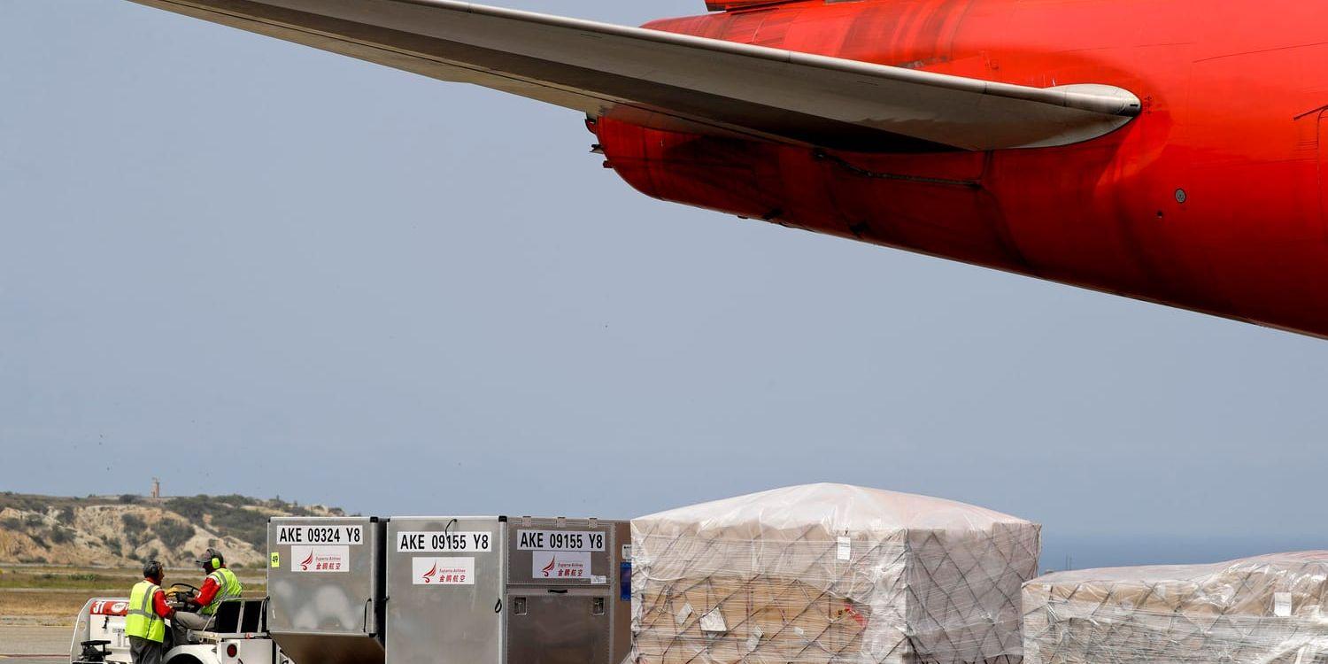 Ett kinesiskt fraktflygplan lastat med förnödenheter har landat på flygplatsen i Caracas.