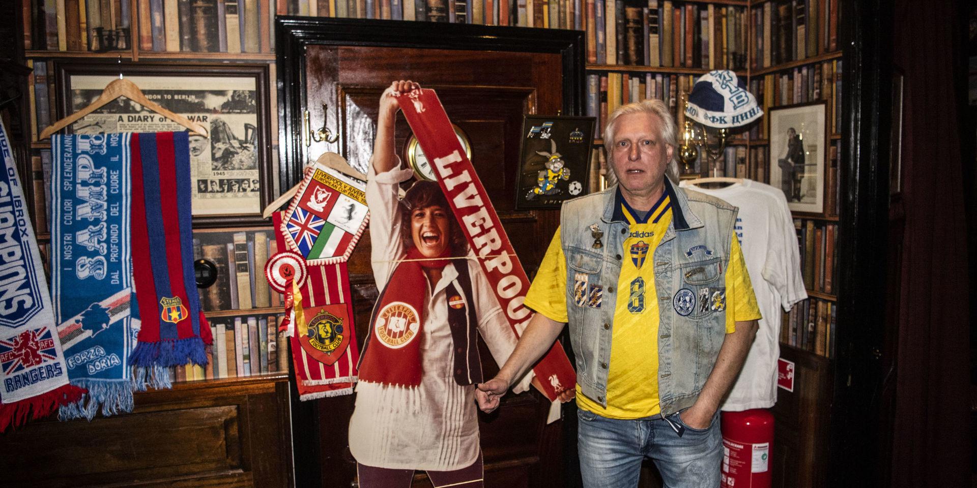 Jerker ”Blixten” Wetterlöv poserar med en av rariteterna i sin enorma fotbollssamling, en pappersdocka föreställande Lill-Babs i Liverpool-mundering.