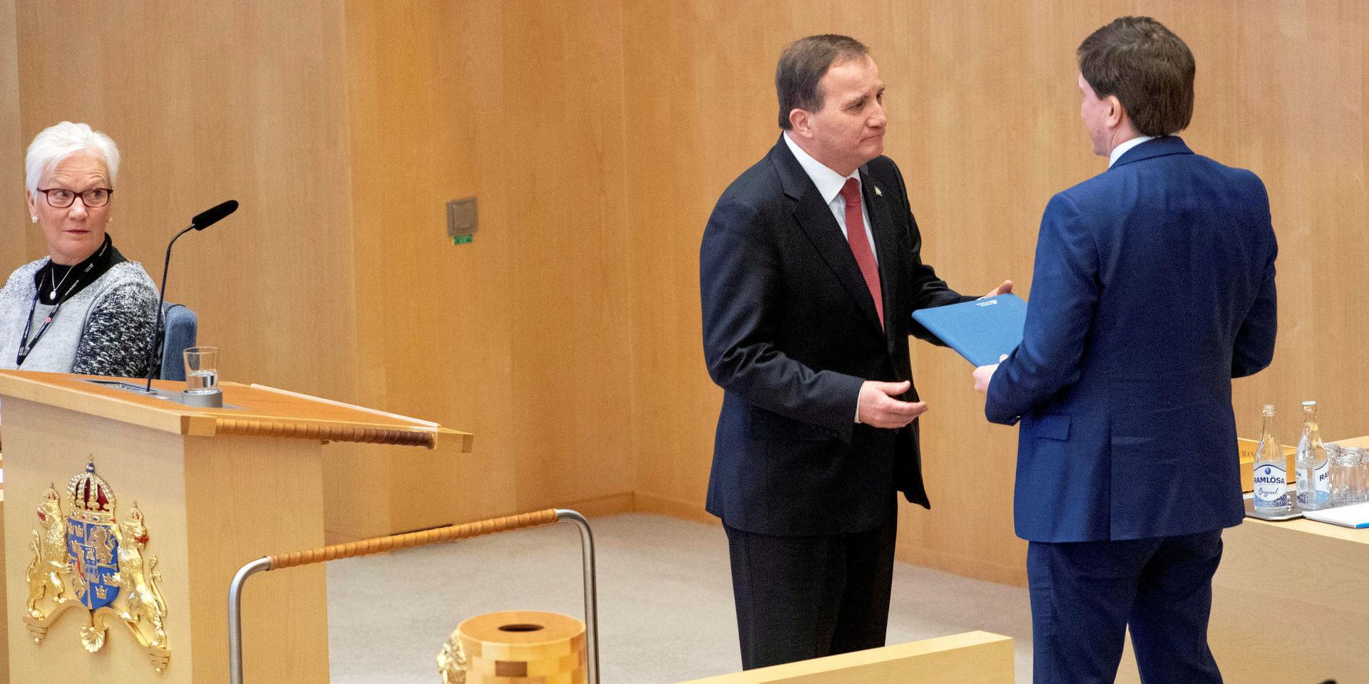 STOCKHOLM 20190118
Statsminister Stefan Löfven (S) tar emot statsministerförordnadet av riksdagens talman Andreas Norlén r statsministeromröstning i riksdagen.
Foto: Jessica Gow / TT kod 10070