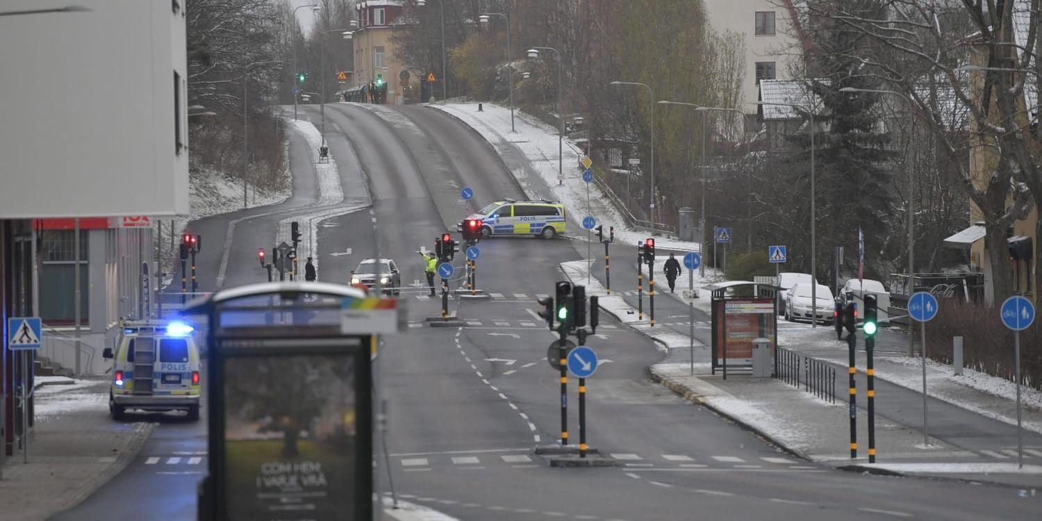 Polisavspärrningar vid Bällstavägen i Bromma efter biljakten och dödsskjutningen i november förra året.