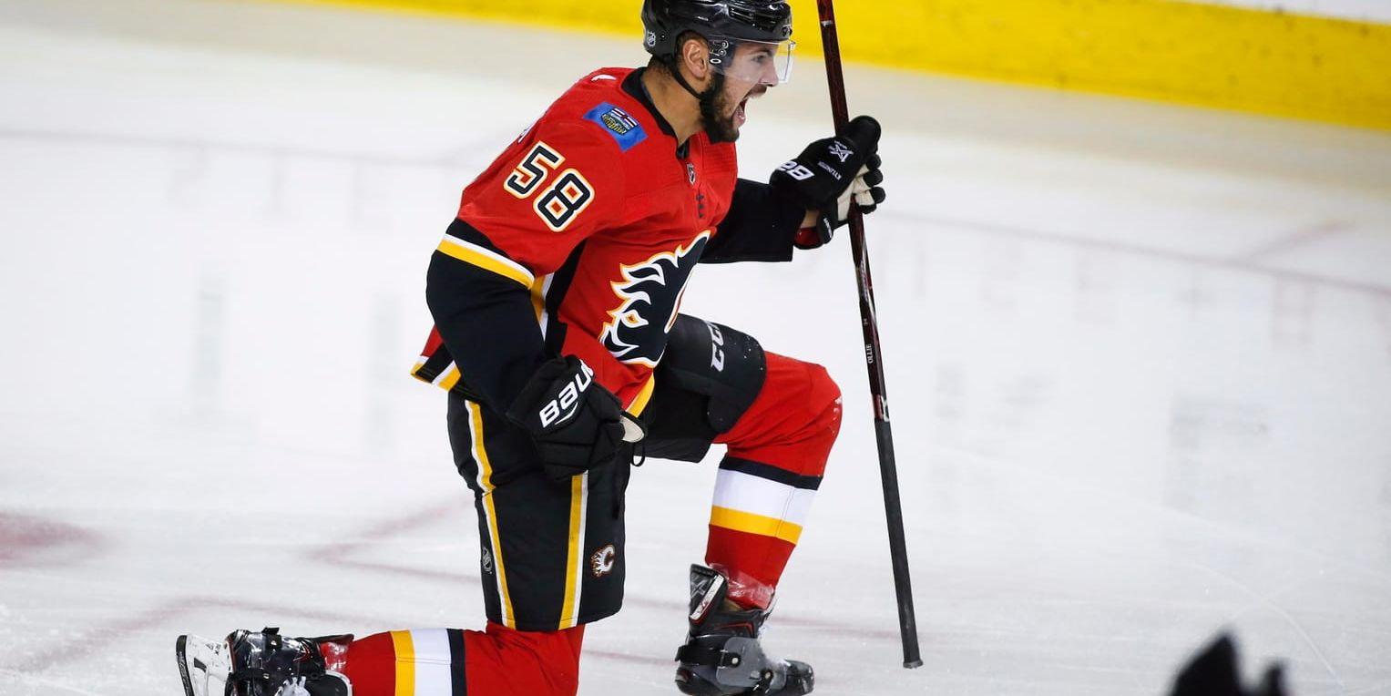 Calgarys Oliver Kylington firar sitt första NHL-mål. Arkivbild.