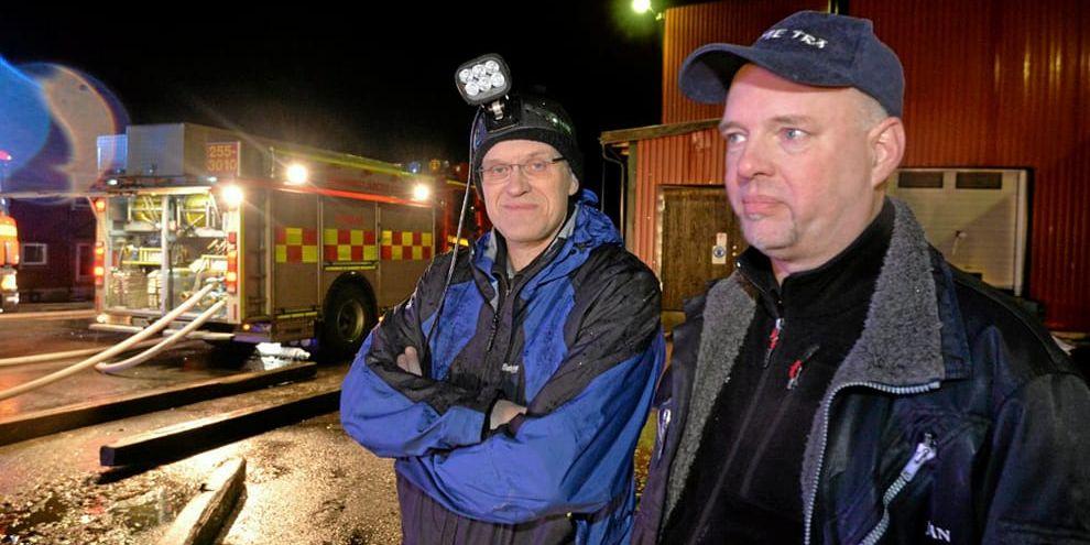 Delägarna Sven-Erik Dahlberg och Jan Persson kunde inte göra mycket mer än titta på när brandmännen arbetade. 