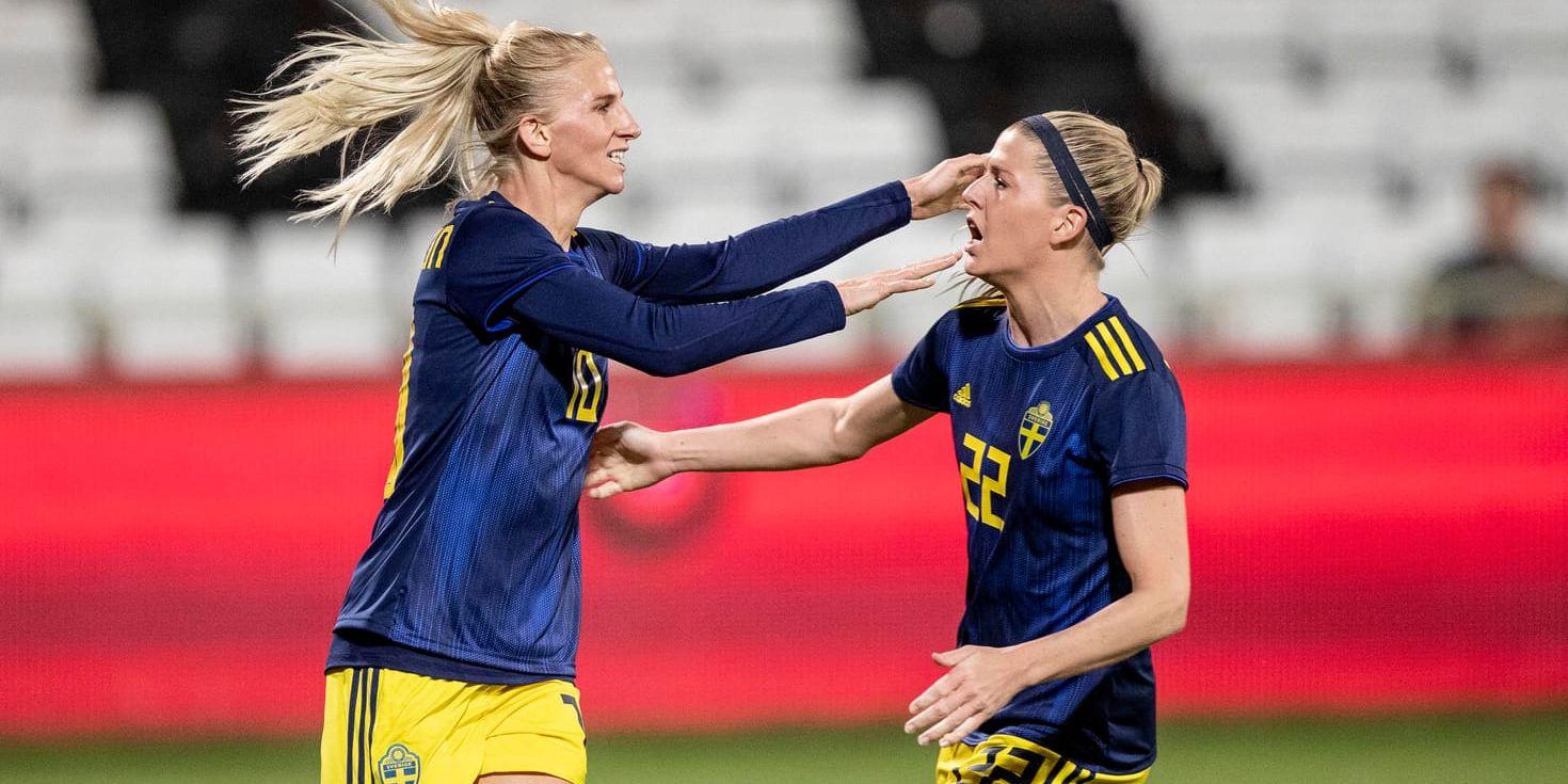 Sofia Jakobsson, här i den svenska landslagströjan, jublar efter att ha gjort mål mot Österrike i sin 100:e landskamp. Arkivbild.
