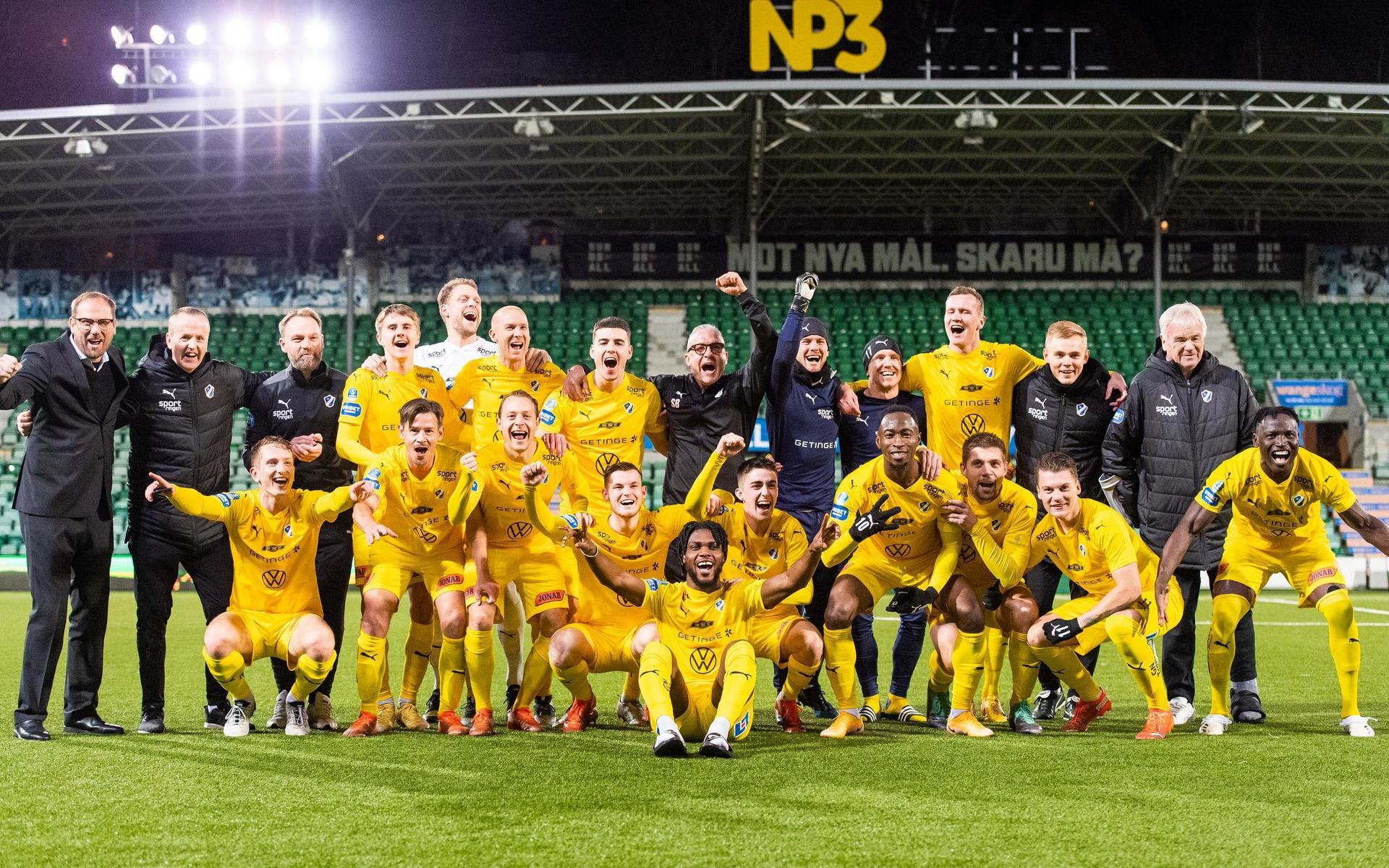 201121 Halmstads spelare jublar och poserar för en bild efter seger som innebär avancemang till Allsvenskan under fotbollsmatchen i Superettan mellan GIF Sundsvall och Halmstad den 21 november 2020 i Sundsvall.Foto: Erik Mårtensson / BILDBYRÅN / COP 222 / ER0010