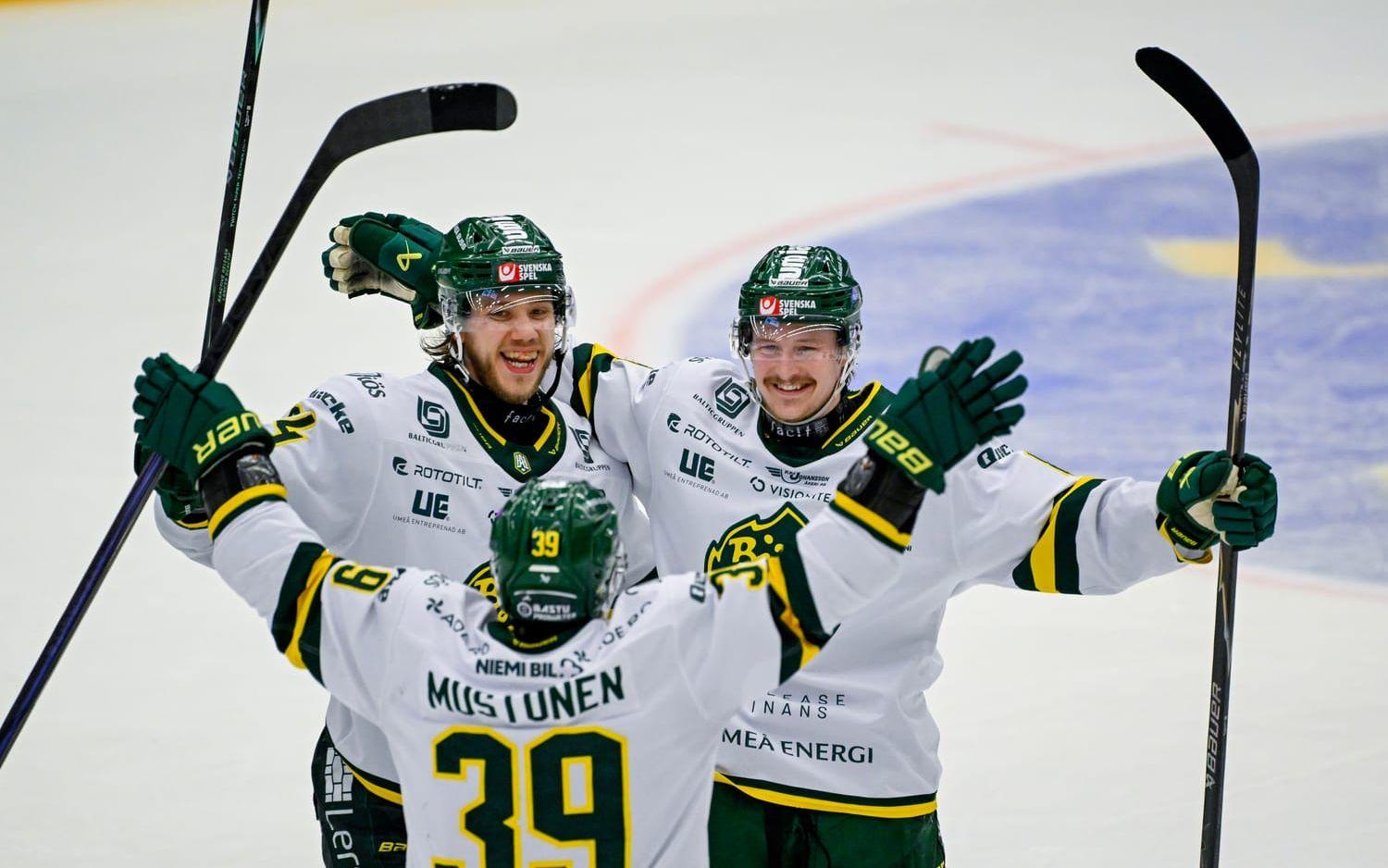 Björklöven firar ett av de sju målen som bar till SHL.