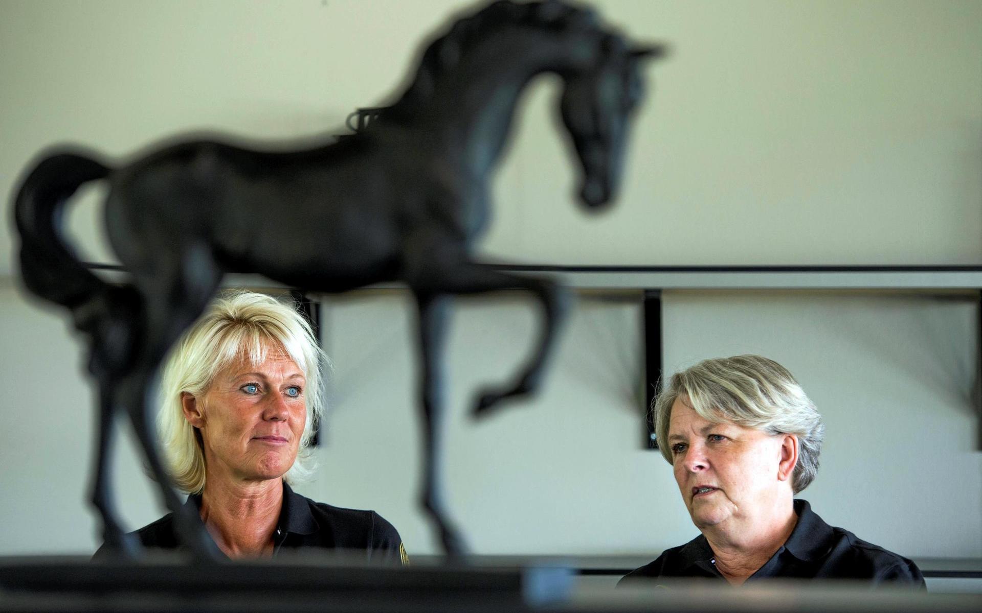 Jeanette Daresjö (till vänster) och Ingrid Rasmusson är trotjänare på Halmstadtravet med 32 respektive 34 års tjänstgöring på kontoret. Men de har aldrig upplevt Sprintermästaren utan publik förr.