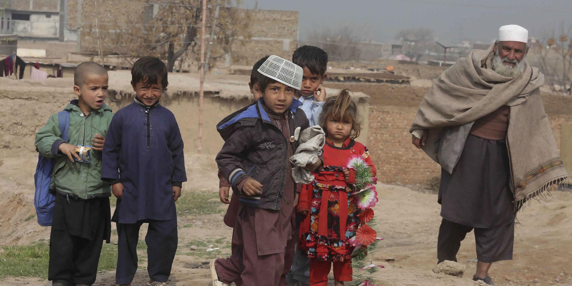Afghanska flyktingbarn i ett läger i Peshawar i Pakistan. Arkivbild.
