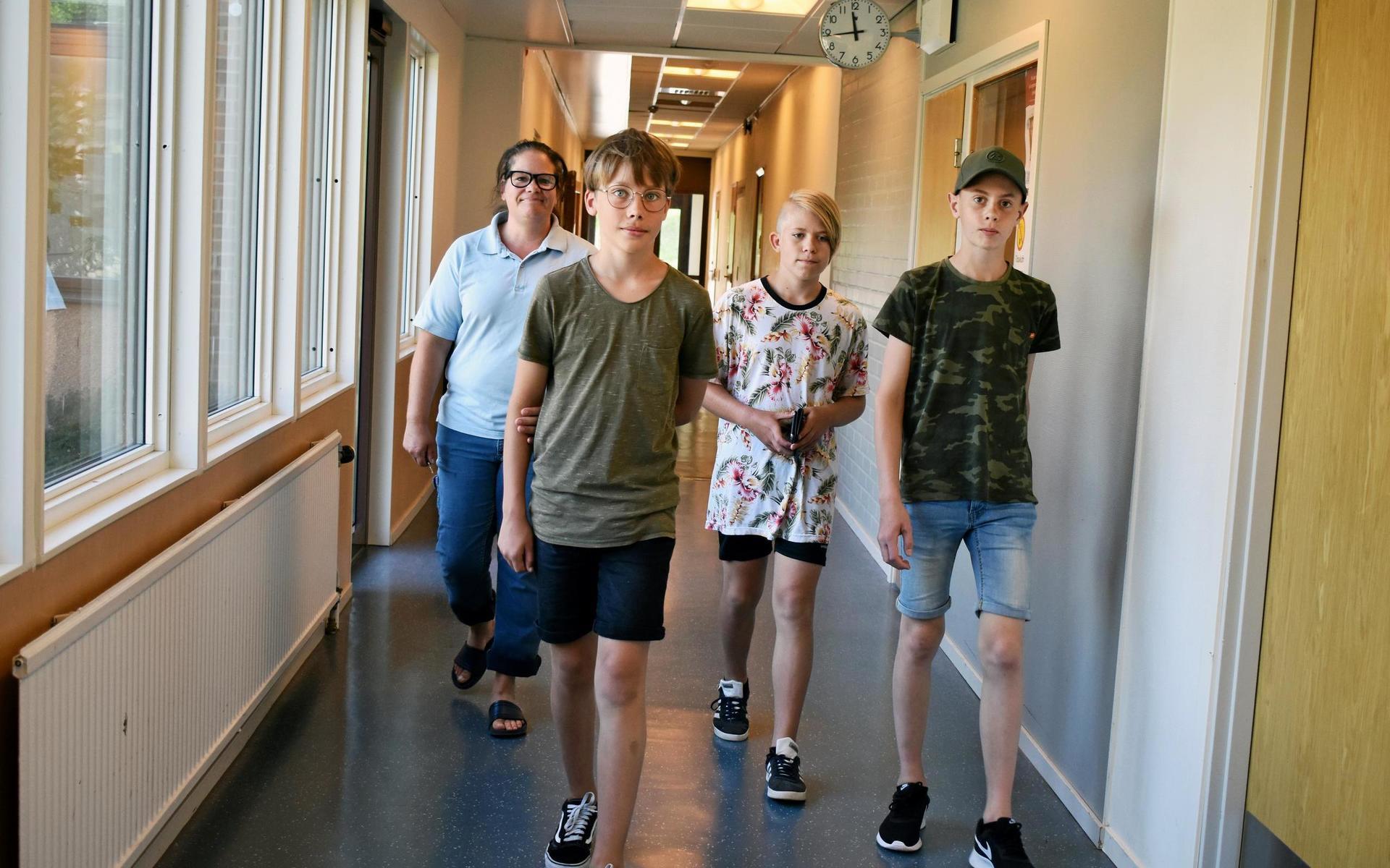 Rydöeleverna Love Mogren, Theo Kulju och Vidar Sandström visades runt i Örnaskolans lokaler av Theos mamma Camilla Kulju (längst till vänster), som för övrigt har arbetat på skolan förut.