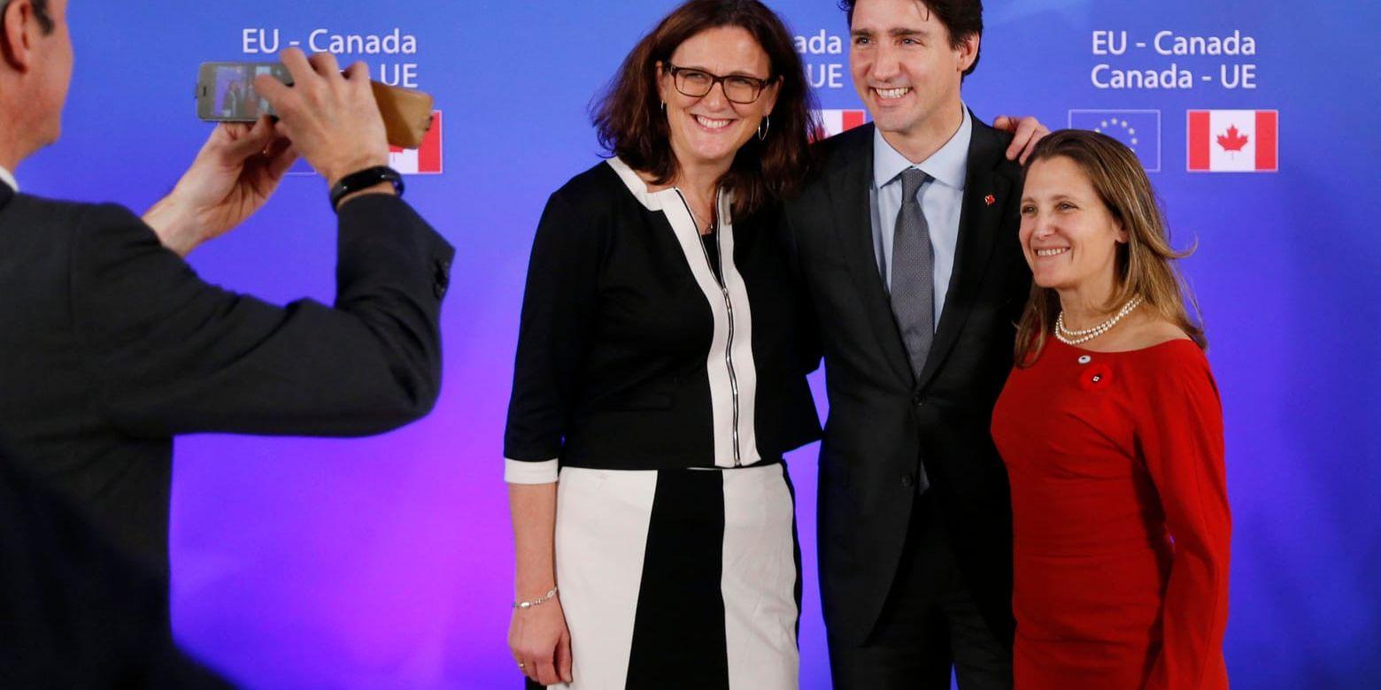 Glädjen var stor 2016 då EU:s handelskommissionär Cecilia Malmström poserade med Kanadas premiärminister Justin Trudeau och dåvarande handelsministern Chrystia Freeland efter undertecknandet av handelsavtalet Ceta. Arkivbild.