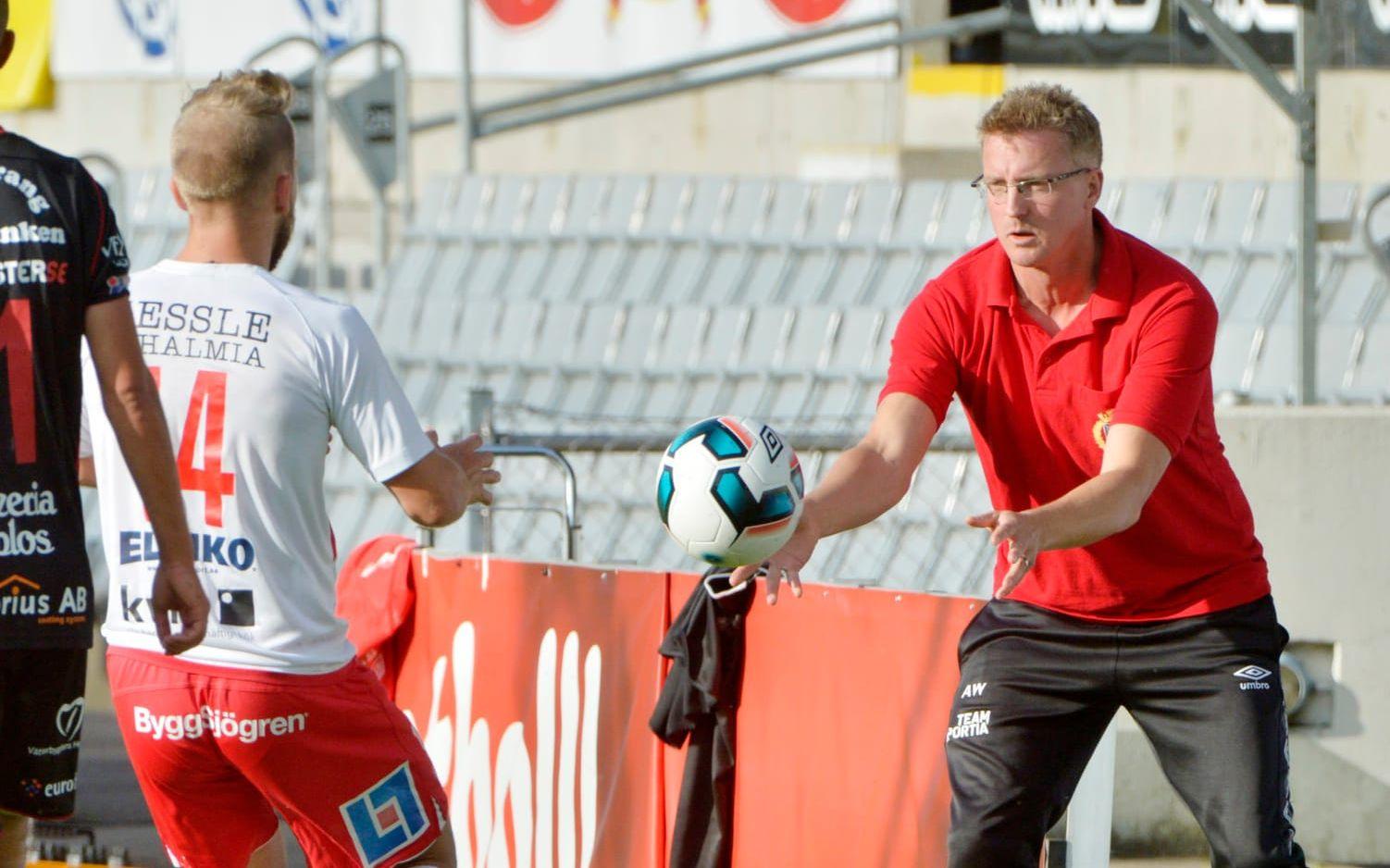 Inte orolig. Halmias nye tränare Anders Wallin såg poängförlusten mot jumbon som ett kliv framåt. Bild: Jari Välitalo