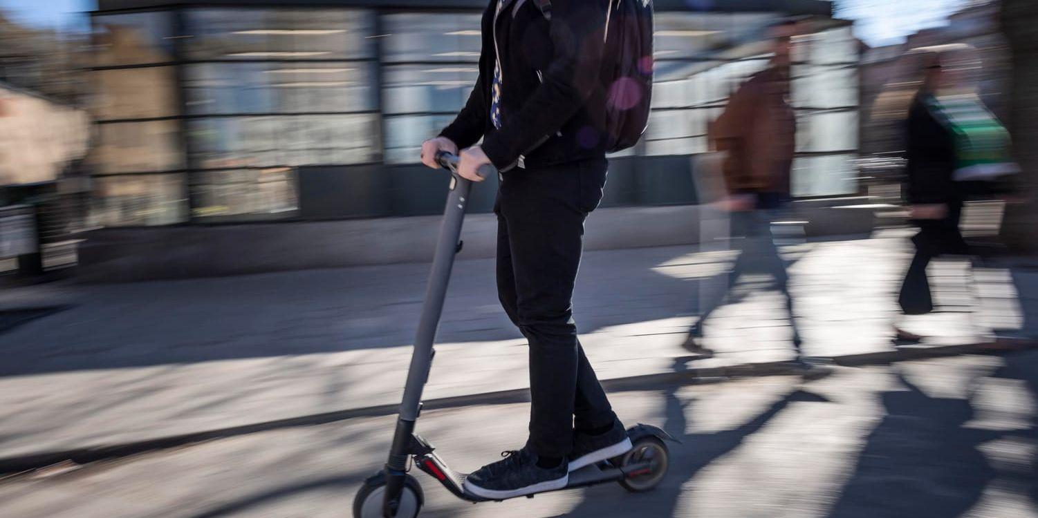 Person som kör en elsparkcykel i Stockholm. Arkivbild.
