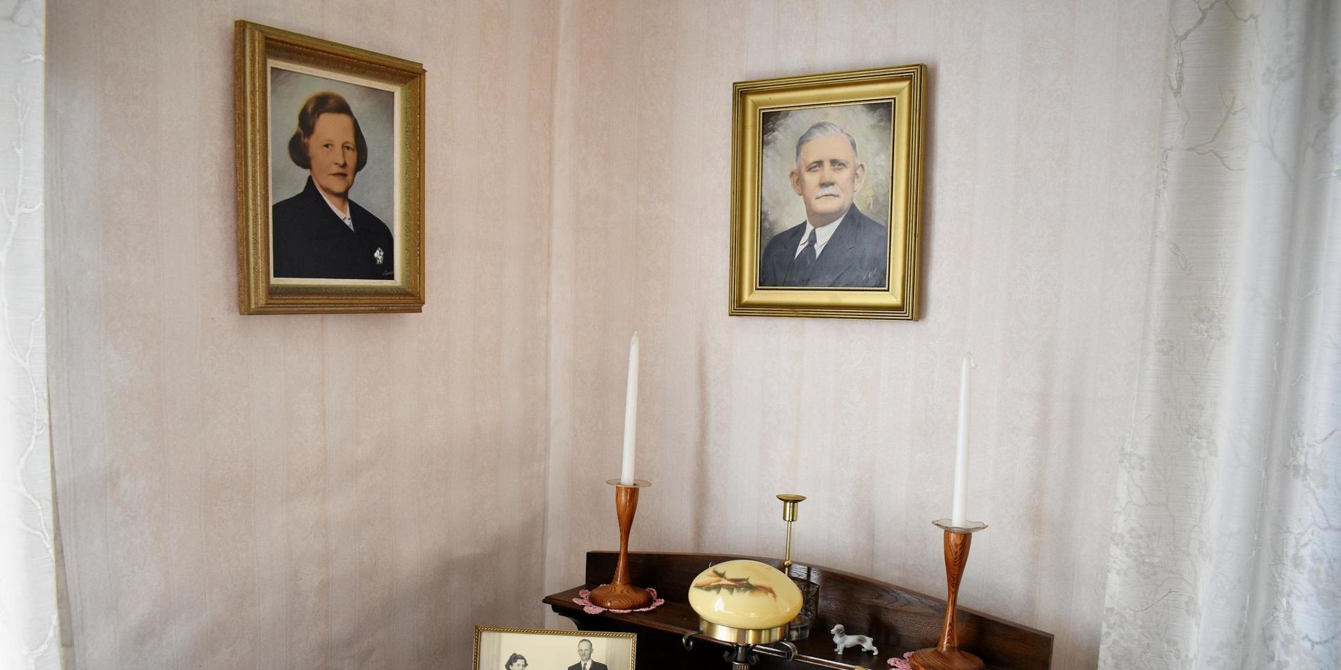 I finrummet hänger målade porträtt av husets ursprungliga ägare Hilma och Karl Pihl. Hilma levde som änka i i huset i nästan 40 år efter att maken Karl hade gått bort i en hjärtinfarkt.