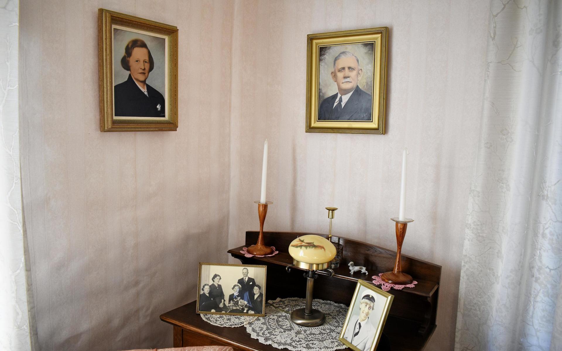 I finrummet hänger målade porträtt av husets ursprungliga ägare Hilma och Karl Pihl. Hilma levde som änka i huset i nästan 40 år efter att maken Karl hade gått bort i en hjärtinfarkt.
