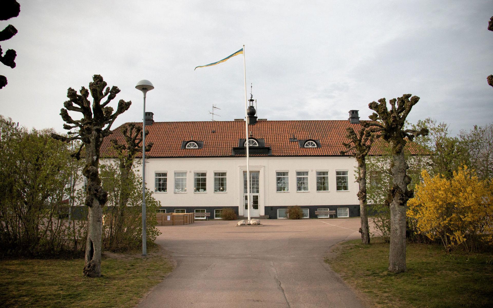 Ahlaskolan kommer vara kvar i väntan på den stora skolutredningen. Skolans elever får inte plats i Veinge eller centrala Laholm som det ser ut i dag, i så fall hade kommunen behövt hyra in paviljonger.