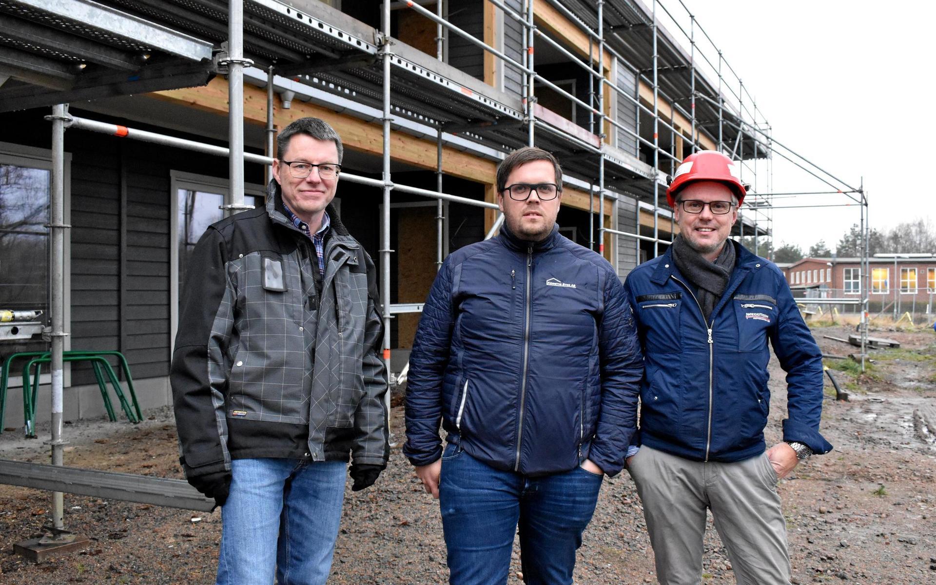 Bostadsprojektet på Marknadsplatsen i Torup har tagit något längre tid än beräknat och inflyttningen är nu planerad till slutet av april. Rolf Bengtsson, Marcus Johansson och Thomas Pilqvist är förväntansfulla.