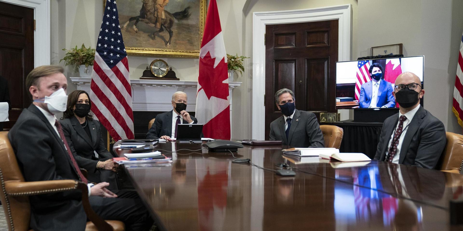 USA:s president Joe Biden – här med sin nationelle rådgivare Jake Sullivan, vicepresident Kamala Harris, utrikesminister Antony Blinken och Juan Gonzalez, som arbetar med Latinamerikafrågor vid nationella säkerhetsrådet – höll ett virtuellt möte med Kanadas premiärminister Justin Trudeau.