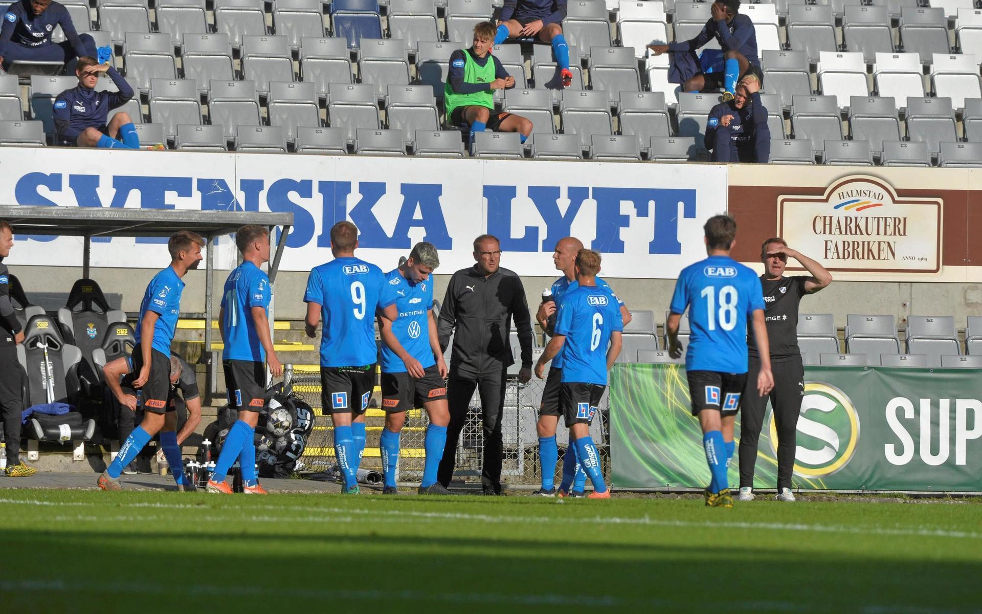 Magnus Haglund samlar HBK-spelarna efter en trög start på matchen.