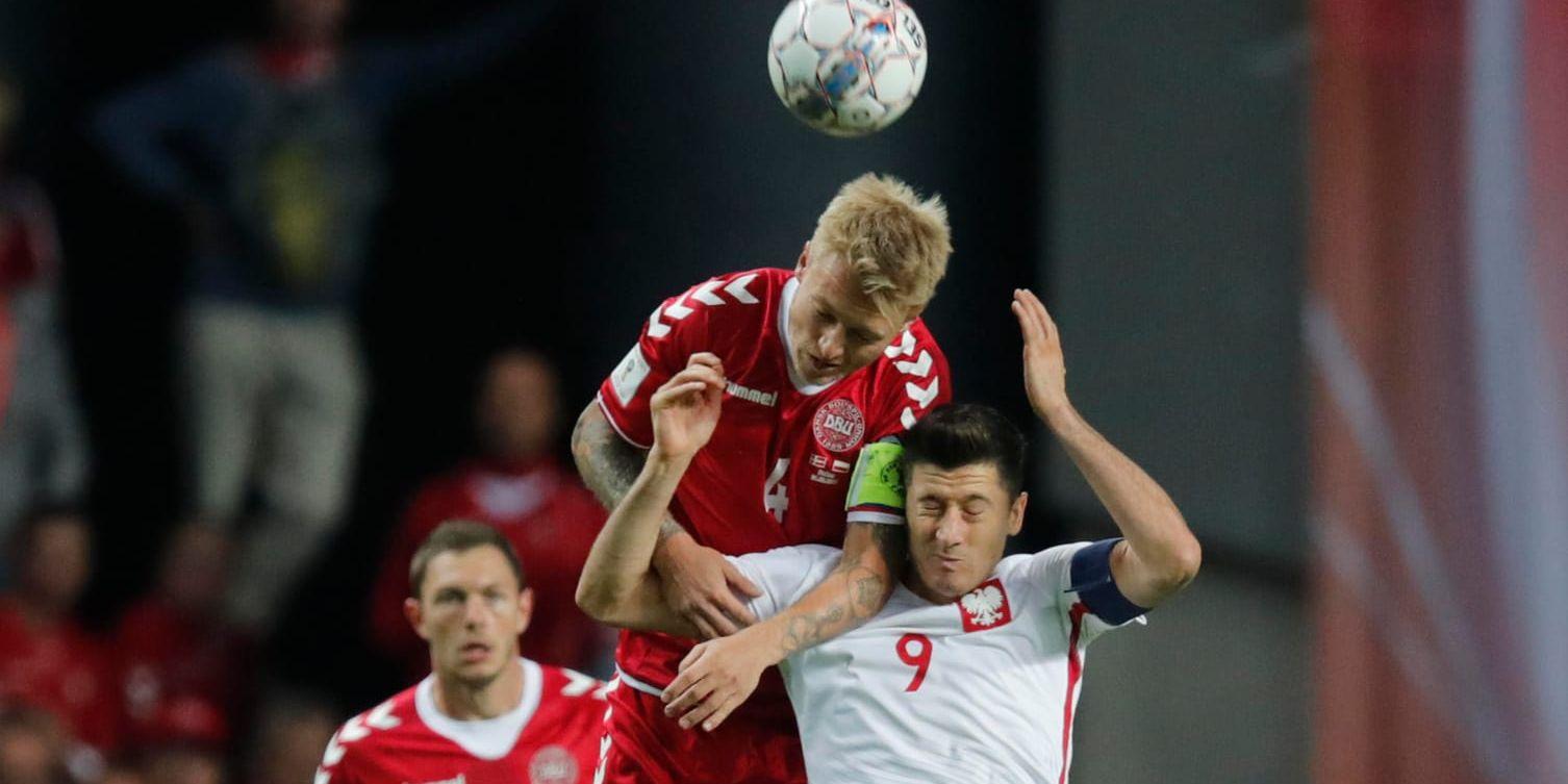 Simon Kjær i duell med Polens Robert Lewandowski i VM-kvalet. Arkivbild