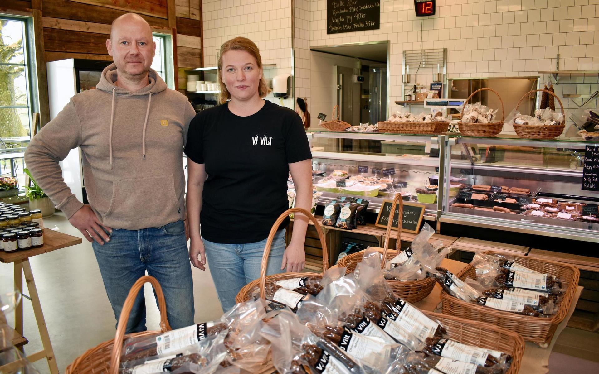 Det företagsamma paret Jonas Carlsson och Caroline Engvall har öppnat gårdsbutiken VJ Vilt under våren.