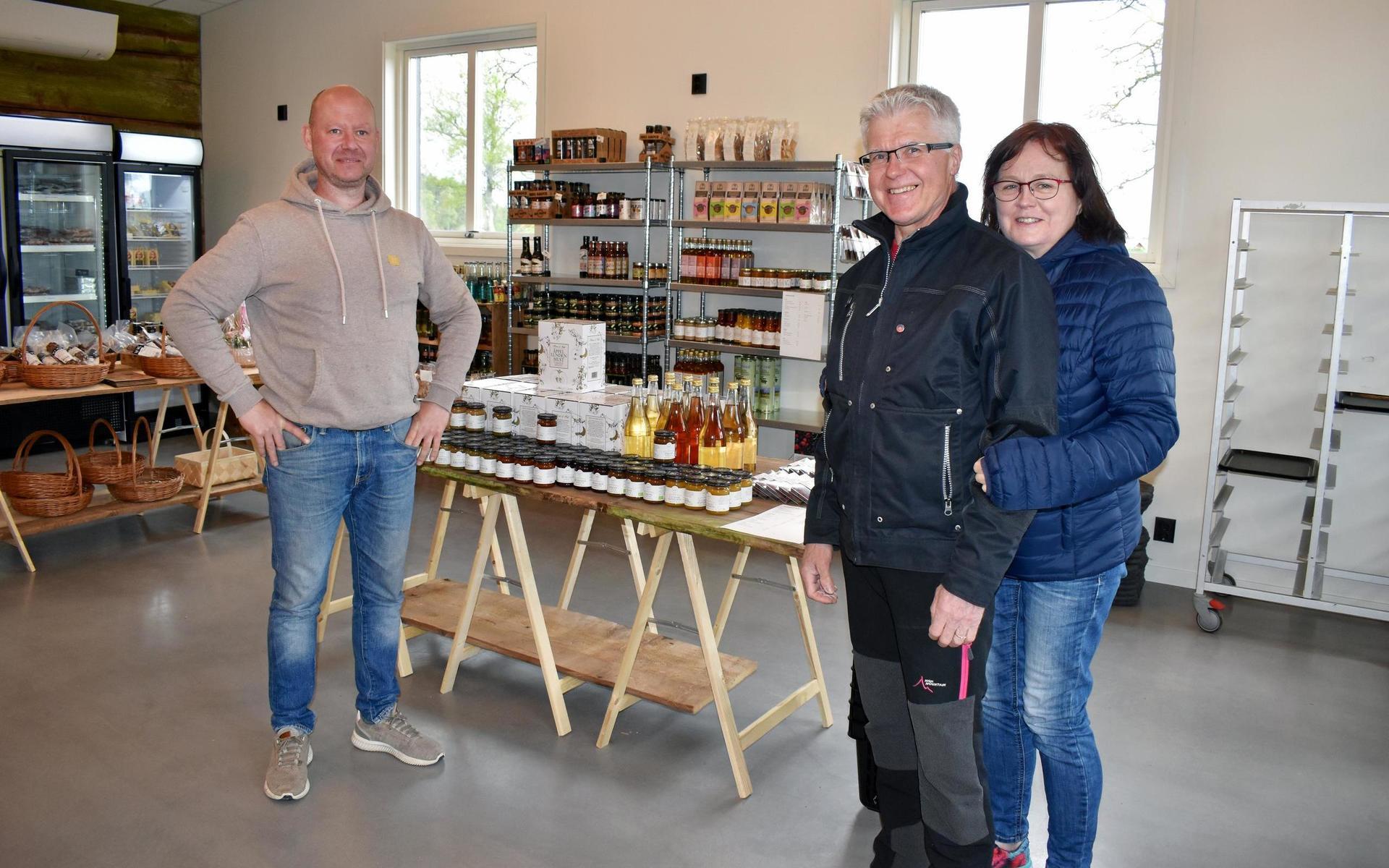 Roland och Maarit Klein stannade till för en fika i Jonas Carlsson och Caroline Engvalls nya gårdsbutik på landsbygden i byn Nissaryd.