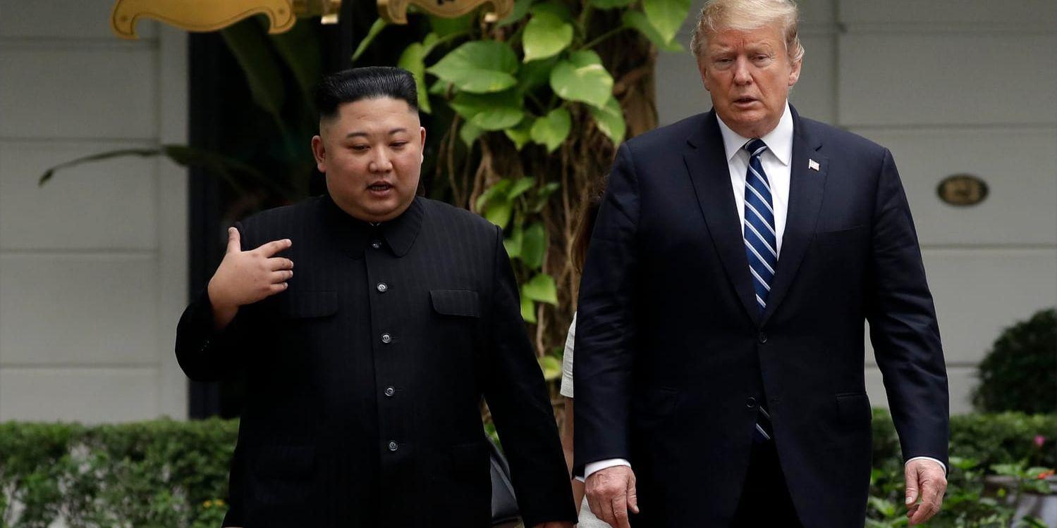 Nordkoreas ledare Kim Jong-Un och USA:s president Donald Trump i samtal under mötet i Hanoi i februari i år.