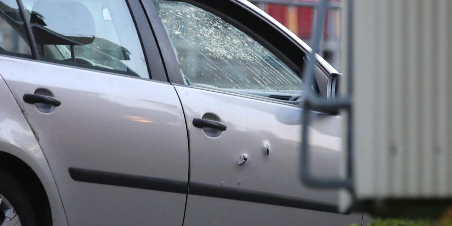 En bil med skotthål på platsen där en person har skjutits ihjäl i Guldheden i Göteborg.