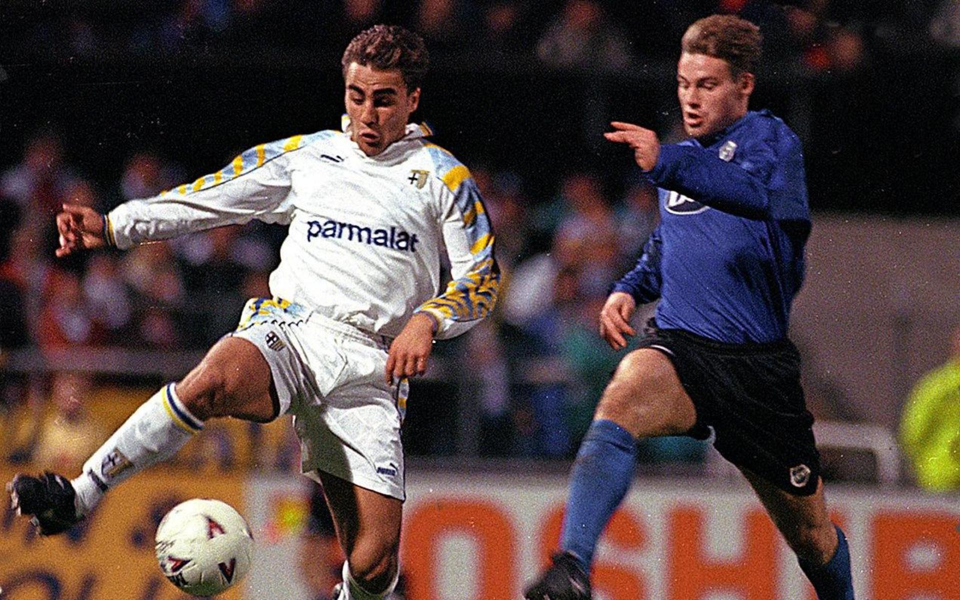 Tvåmålsskytten Niklas Gudmundsson i en duell med italienska storbacken Fabio Cannavaro.