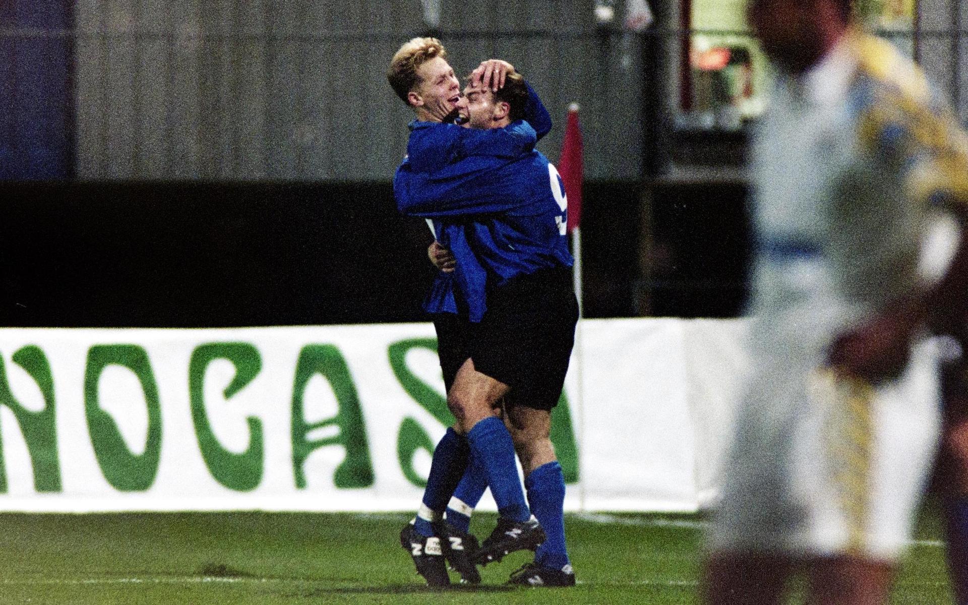 Robert Andersson och Niklas Gudmundsson firar ”Robbans” 3–0-mål.