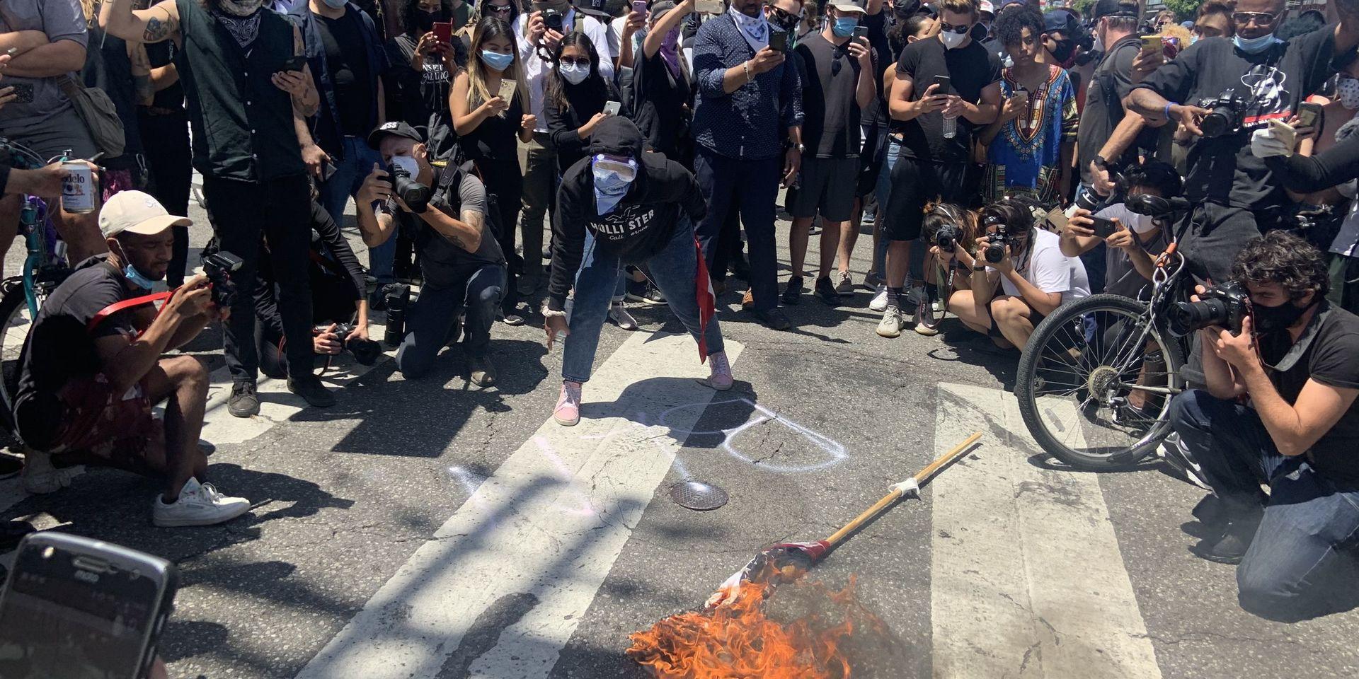 Demonstranter bränner USA:s flagga under protester i Los Angeles.