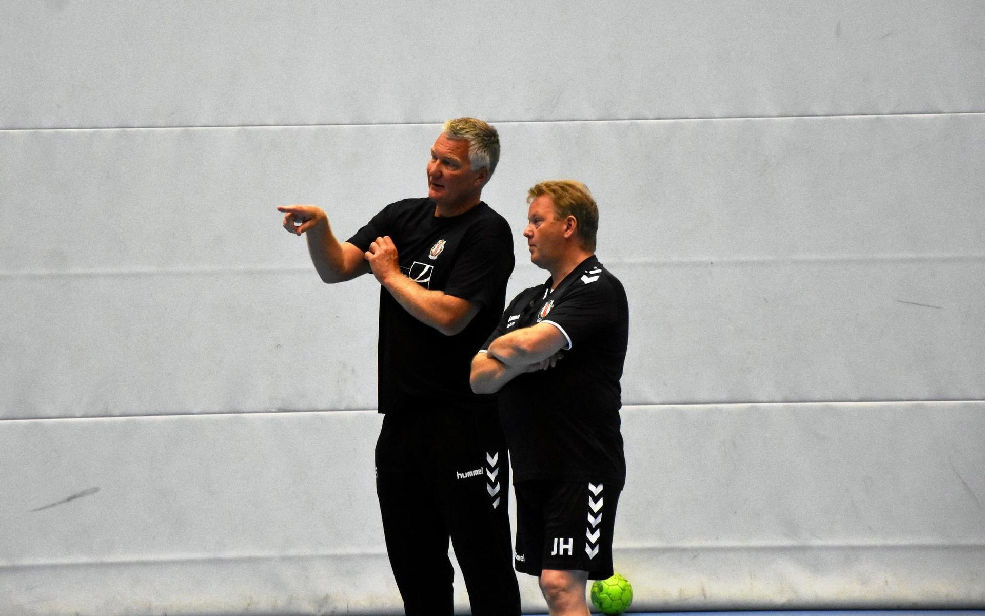 Thomas Sivertsson (till vänster) och Johan Hedlund är kvar som tränare.