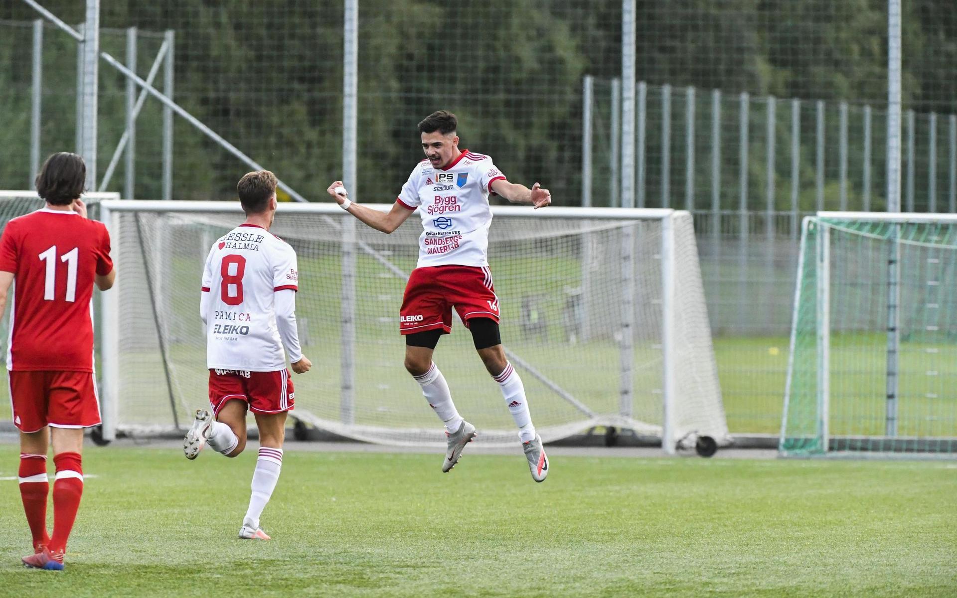 Kenan Covrk hoppar högt av glädje efter sitt drömmål till 1–0 mot Lindome och lagkompisen i Halmia, Marcus Jönsson är på väg att gratulera.