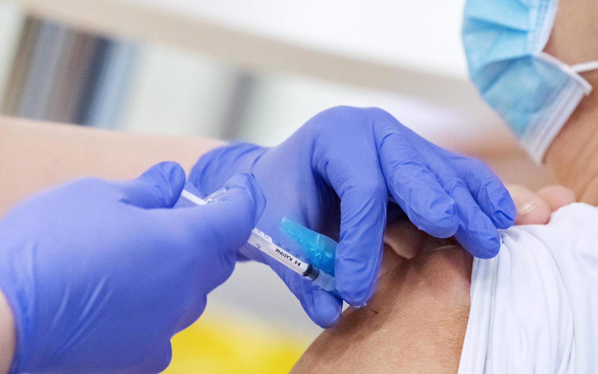 I fas två, som var tänkt att inledas vecka 6 eller 7, ska bland annat 70-plussarna i Halland vaccineras.