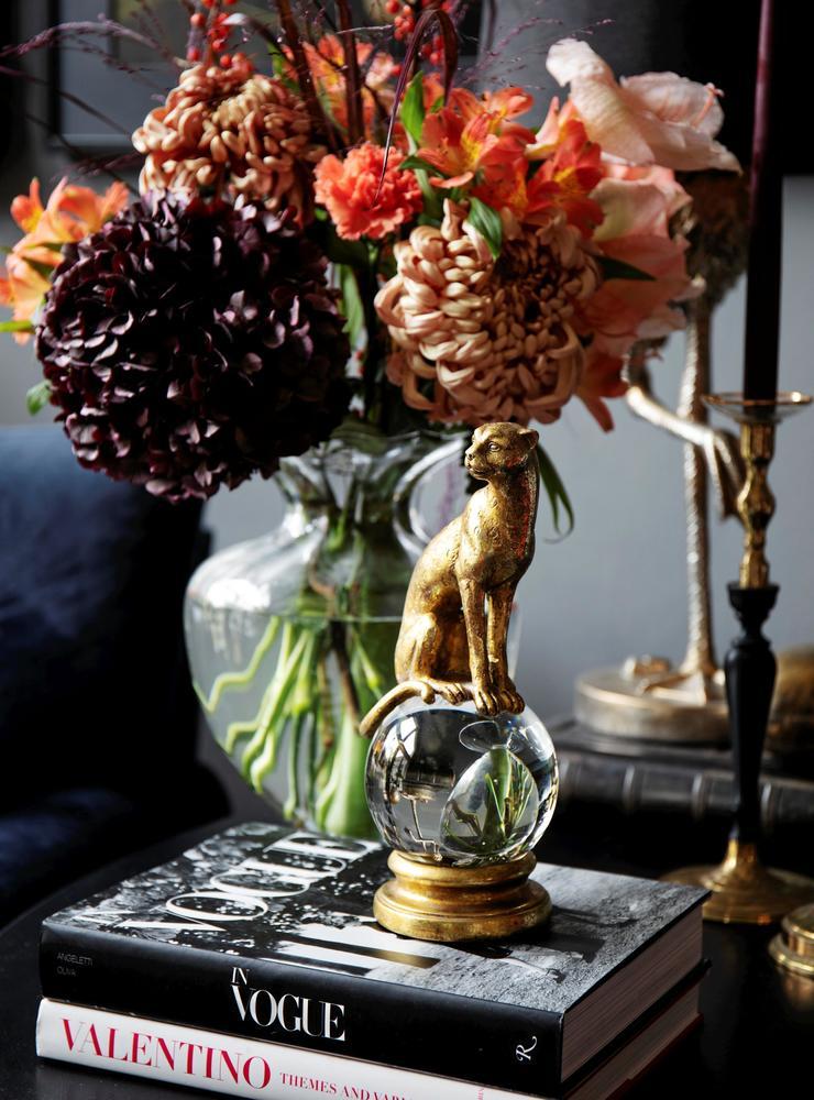 Den färgstarka buketten samt vasen kommer från Magasin 7. Gepard från Maison Interieur.