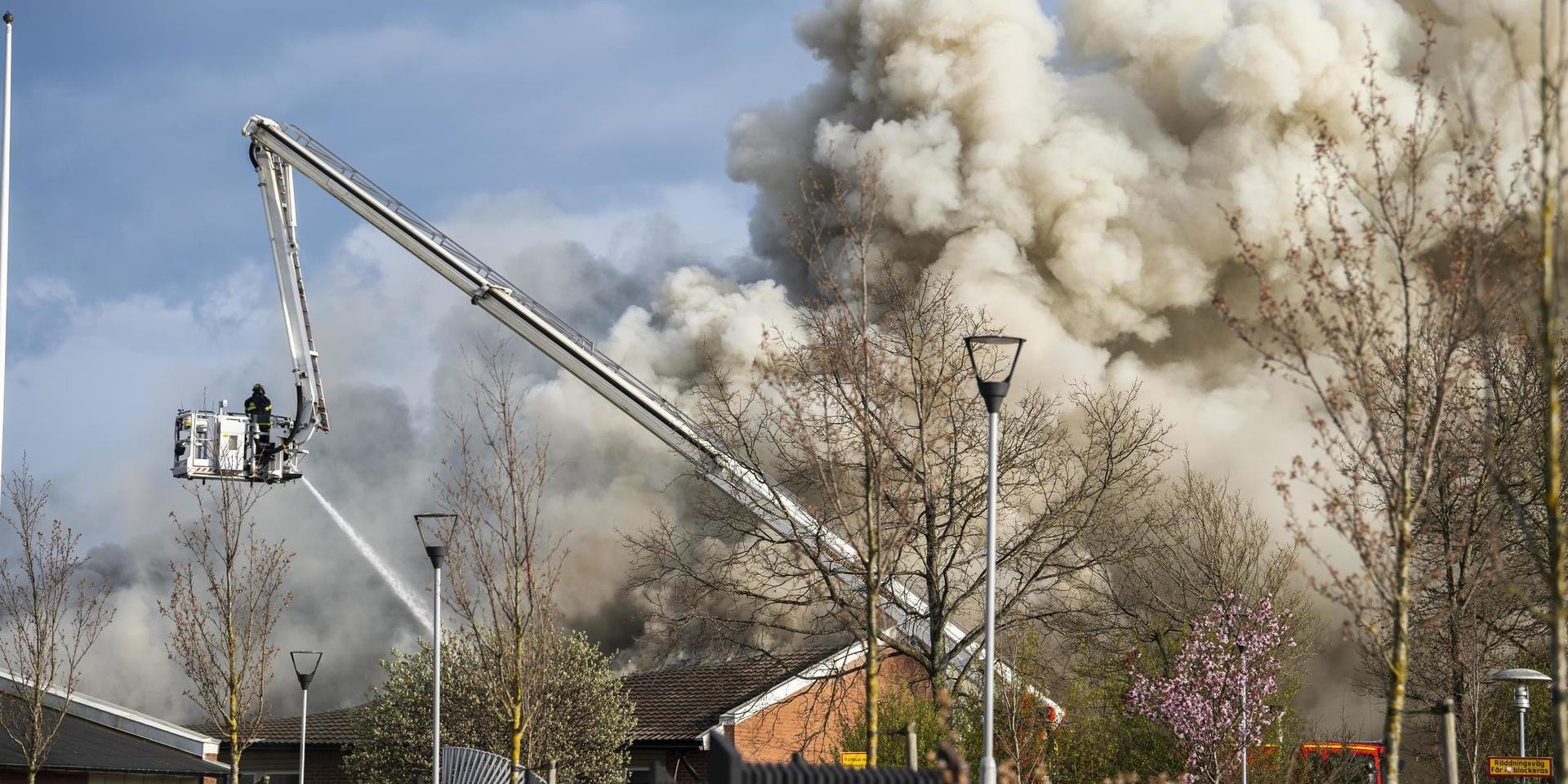 På söndagskvällen brann det kraftigt i en byggnad som tillhör Osbecksgymnasiet i Laholm. Under natten till tisdag blossade branden upp igen.