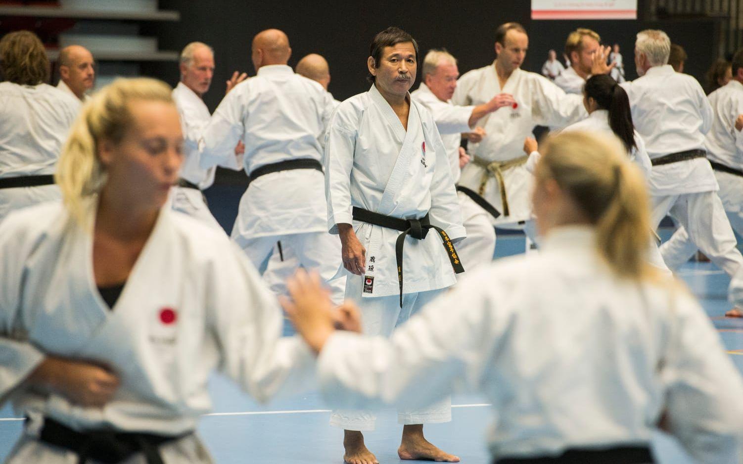 Karatekonnässör. Sensei Kurasako från JKA Honbu Dojo i Tokyo var en av de välmeriterade instruktörerna under helgens stora internationella karateläger i Halmstad arena. Bild: Roger Larsson