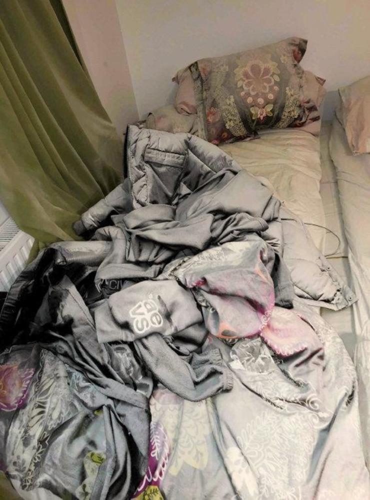 En kvinna i 20-årsåldern från Laholm låg i sängen och sov när en okänd man plötsligt fyllde hela rummet med vitt pulver.