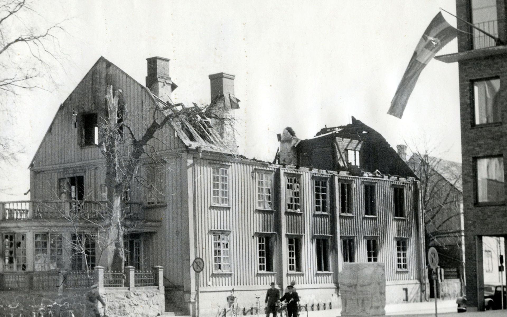 Det Augustinssonska huset låg i direkt anslutning till Stora torg i det sydöstra hörnet av korsningen Storgatan-Kyrkogatan. Dessvärre blev det lågornas rov i början av oktober 1953. Till höger syns en glimt av Rådhuset.