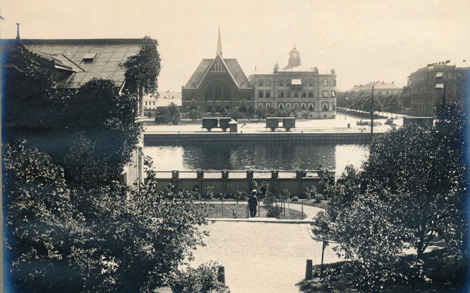 Trädgården – med en slående utsikt över Nissan. När Nils Boman på 1930-talet tog över Hotell Gillet (beläget i längan mot Kyrkogatan) fanns här en uteservering, som kom att bli en populär mötesplats för både hotellgäster och Halmstadbor.