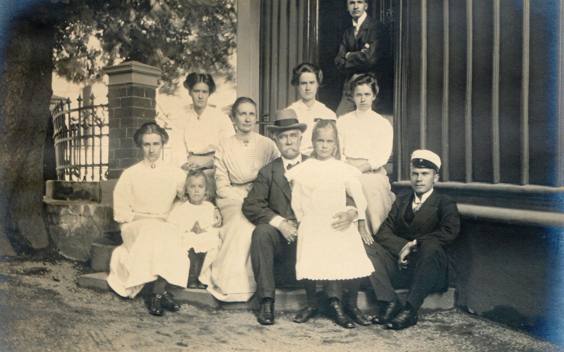 Ernst och Maria Augustinsson med sina barn, cirka 1910.