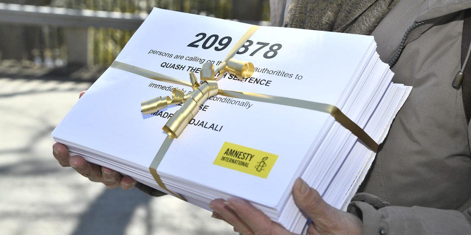 209 878 namnunderskrifter till stöd för den dödsdömde KI-forskaren Ahmadreza Djalali har lämnats över till Irans ambassad i hopp om att domen ska upphävas.