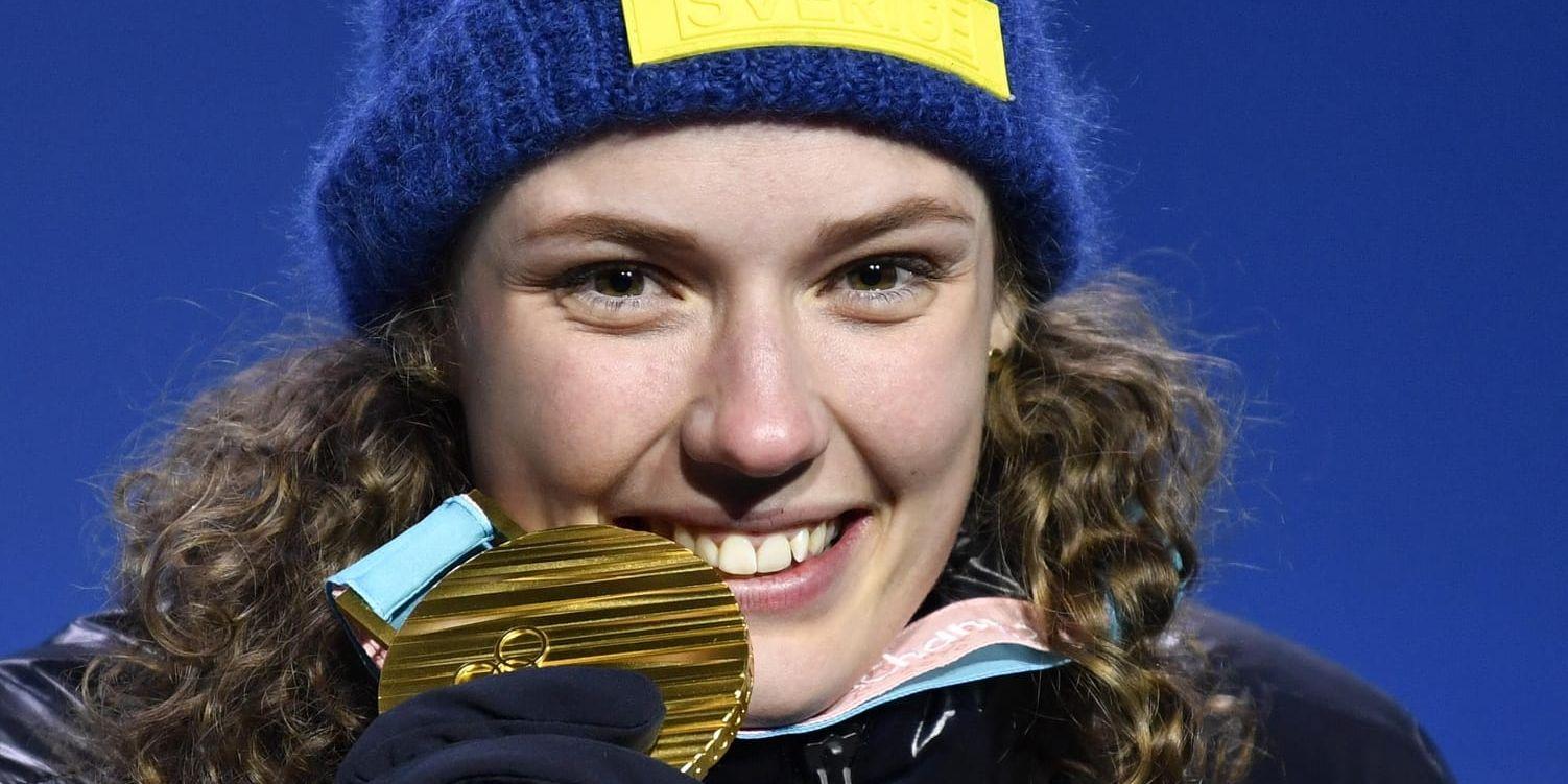 Hanna Öberg får sin guldmedalj vid prisutdelningen på Olympic Plaza.