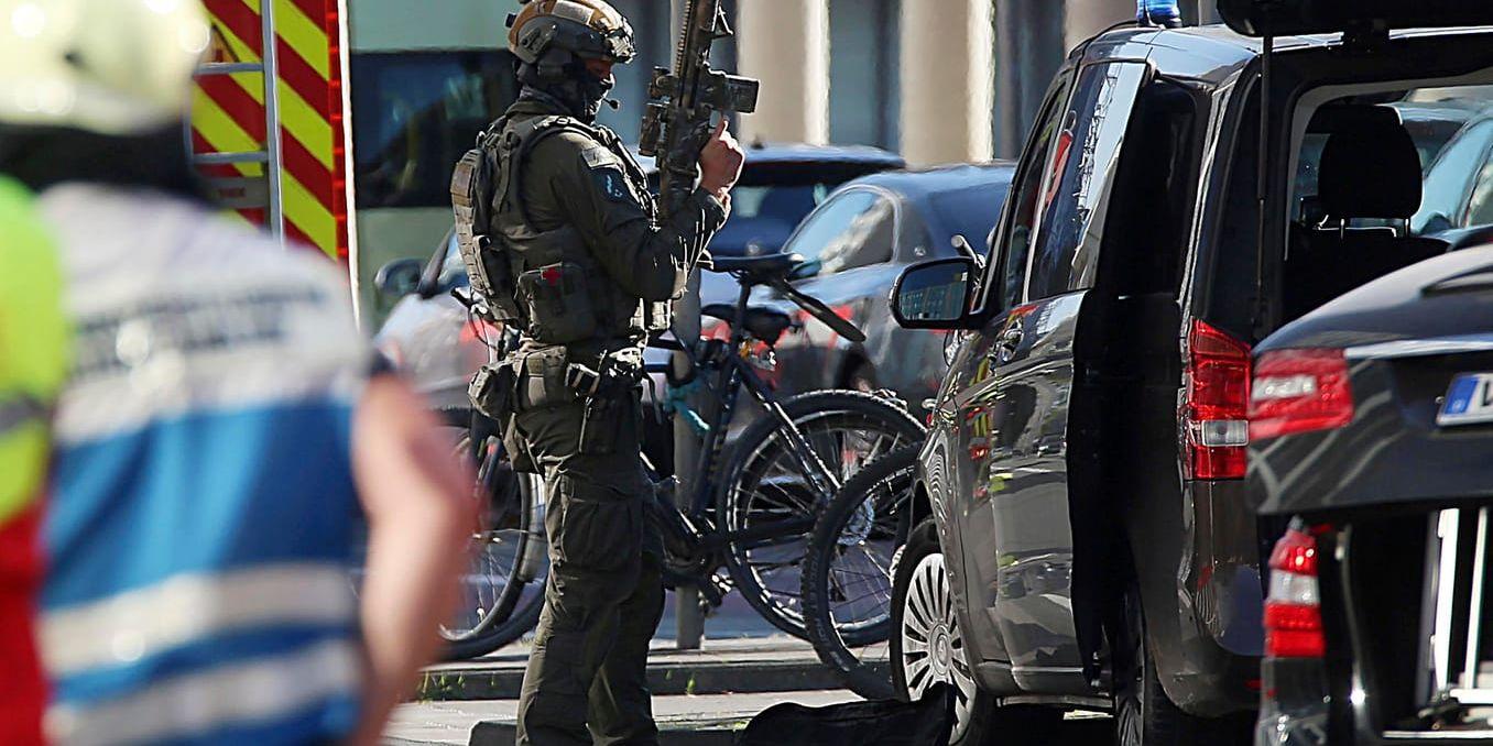 Tysk polis utanför platsen där gisslandramat i Köln ägde rum.