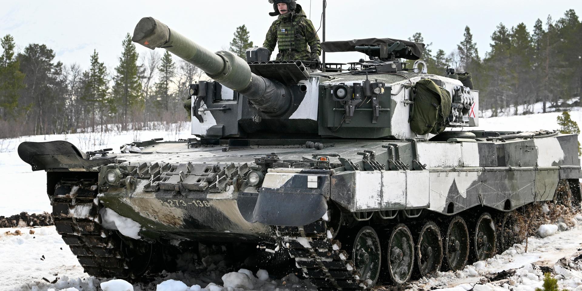 En finsk Leopardstridsvagn under övning i Nordnorge i vintras. Arkivbild.