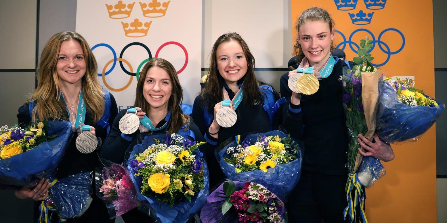 Svenska damlandslaget i skidskytte, från vänster Mona Brorsson, Anna Magnusson, Linn Persson och Hanna Öberg, togs emot med blommor när de