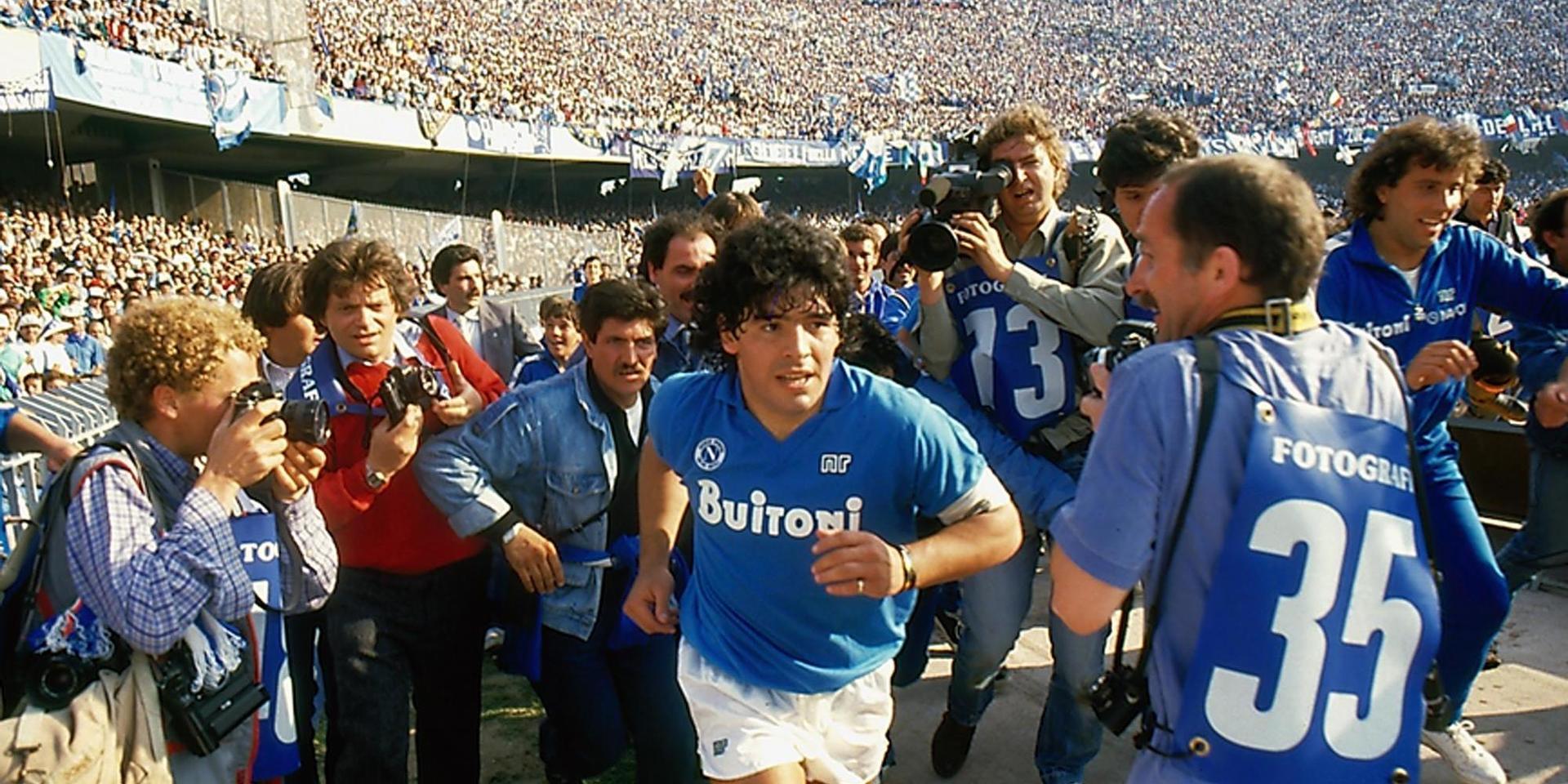 Diego Maradona nådde toppen av sin spelarkarriär i italienska Napoli, men höll på att gå under privat på grund av den konstanta uppmärksamheten på stadens gator. Här syns han på Stadio San Paolo i ett klipp från HBO-dokumentären 'Diego Maradona'.