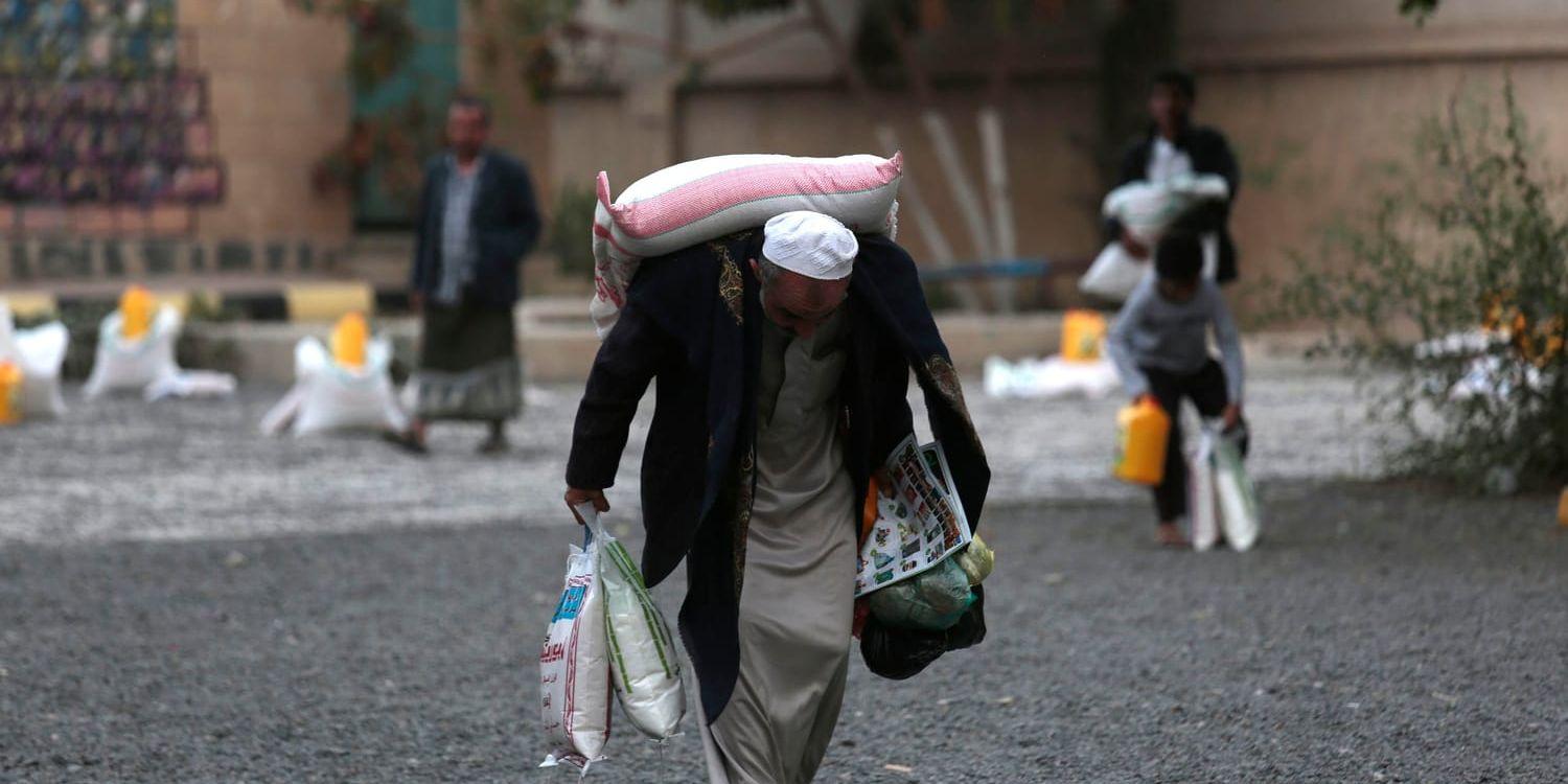 En man som har fått mat från en hjälporganisation i Jemens huvudstad Sanaa. Arkivbild