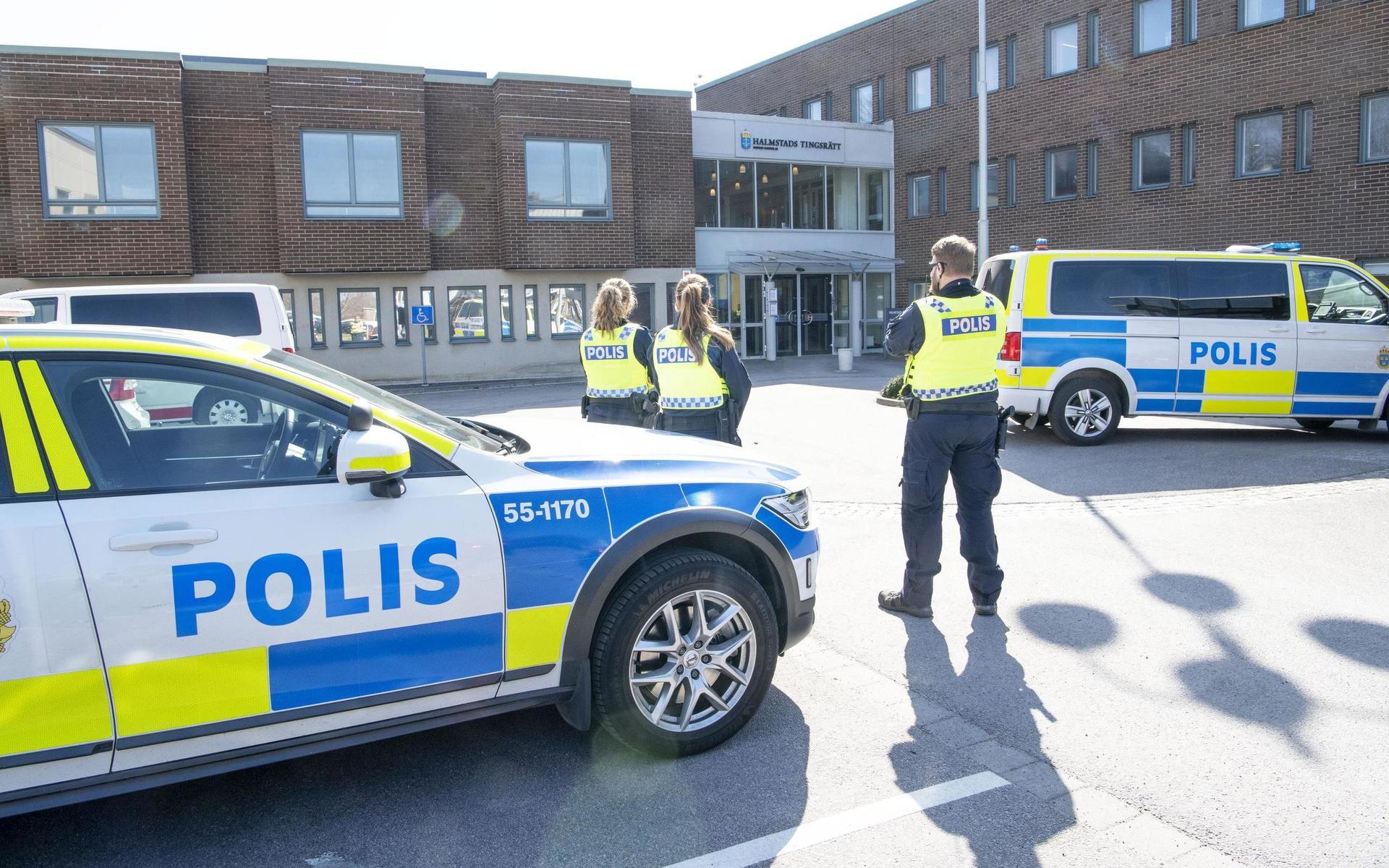Ett antal poliser fanns på plats i och omkring Halmstads tingsrätt i samband med rättegången om mordförsöket på Carl Kuylenstiernas väg.