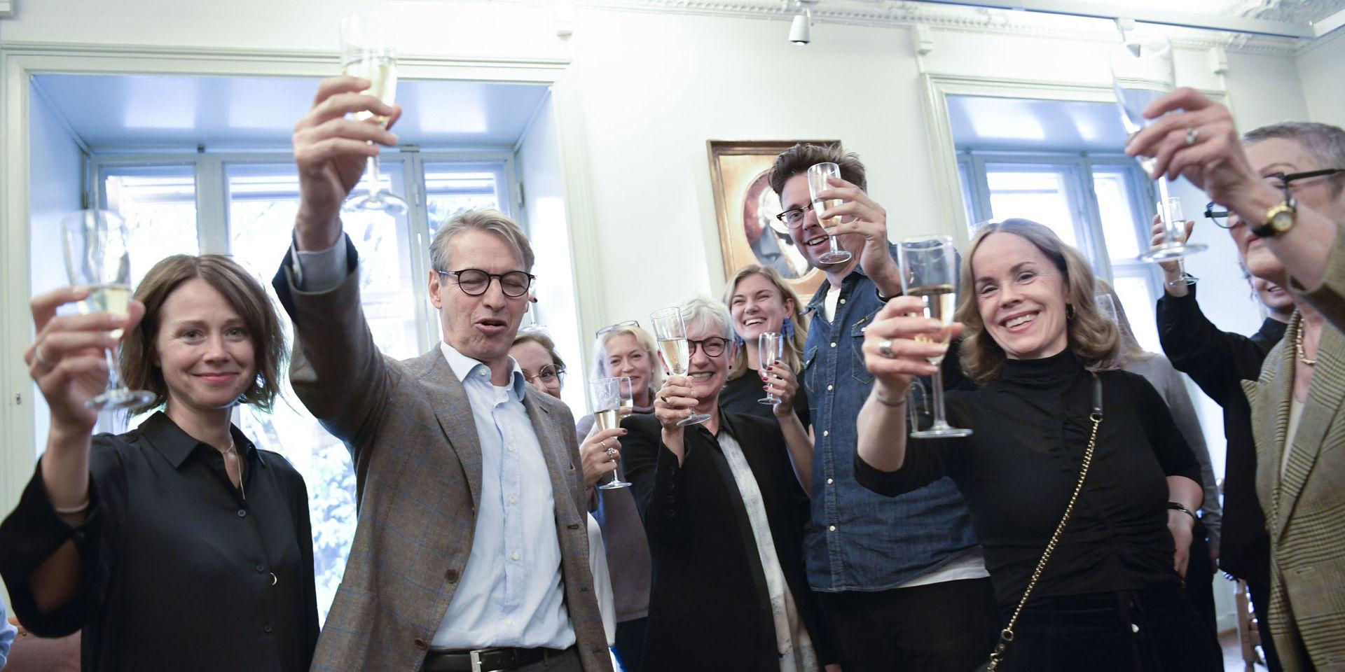 Personalen med Albert Bonnier i spetsen på Albert Bonniers förlag som ger ut Olga Tokarczuk och Peter Handke skålar i champagne. 